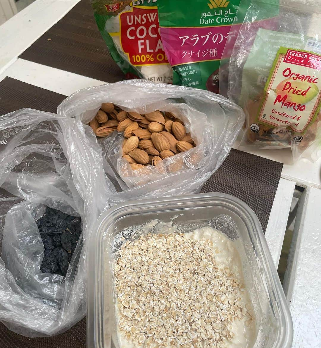 黒田愛美さんのインスタグラム写真 - (黒田愛美Instagram)「【普通のヨーグルトは食べません🆖🙅‍♀️】  乳酸菌🦠と言えば サプリメント #ディーラクト 💊 @drone だけでなく、 #乳フリーヨーグルト 🥣 からも ダブルで摂ってるよ✌️  普通のヨーグルトは 牛🐮さん（乳製品）からできているので 控えた方が無難🙅‍♀️  乳製品は腸粘膜を傷つけ、 腸内環境を荒らします⚠️❗️  ①私はヨーグルトが好き ②乳酸菌摂りたい ③良質なタンパク質源ともなる（栄養補給） この3つの理由から  牛乳🥛🐮以外の アーモンドミルクや豆乳から ヨーグルトを作っています😊  普通のヨーグルトよりは 少し酸味が強くて苦手な方も❓ いらっしゃるかもしれませんが、 私はドライフルーツとオートーミールを入れて 一晩置いて 少し甘みのある オリジナル #オーバーナイトオーツ 🥣 にして いつも食べています😋  あとは 柿とか🍎とか季節のフルーツとか入れて💖  あったかい時は 乳酸菌入れて室温で作れるけど 今の季節はヨーグルトメーカーで 27℃36時間でできます😉  是非作ってみてくださいね😋  #乳フリーヨーグルト #自家製乳フリーヨーグルト #乳フリー #dairyfree  #dairyfreeyogurt  #eathealthy  #私達は食べてるものでできている  #栄養療法  #アスリート医師 #アスリート女医 #トライアスリート女医 #分子栄養学認定医 #抗加齢医学会専門医 #アンチエイジング専門医 #美容アンチエイジング専門医 #黒田愛美」11月20日 12時25分 - kurodaaimi