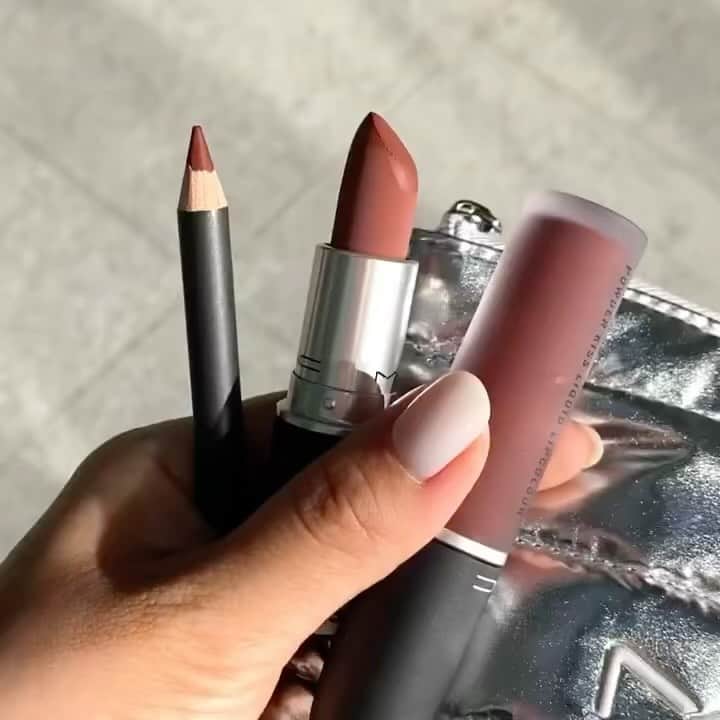 M·A·C Cosmetics Hong Kongのインスタグラム：「絕對係禮物清單第一位🎁 一套3件最受歡迎唇物，單獨定混搭使用都得，CP值直上天花板！  ❄️冰雪璀璨絲霧唇膏組合： 💋絲霧唇膏 Slush Now 玫瑰奶茶色（全新色調） 💋空氣絲霧唇釉 Co-Co-Coral! 可可暖粉色（全新色調） 💋造型唇線筆Dervish 木香玫瑰色（大熱色調）  Product featured: Powdered Snow Powder Kiss Lip Kit 冰雪璀璨絲霧唇膏組合 in Pink - HK$420 #MAC冰雪璀璨 #MACBizarreBlizzardBash #MACHoliday #MACHongKong #Regram from @harumi.n_makeup  Look dope for the slopes with the Powdered Snow Powder Kiss Lip Kit: Pink 💋❄️. This holiday-exclusive trio is the best bundle for your buck with two NEW moisture-matte shades paired with a best-selling, complementary Lip Pencil:   🆕Powder Kiss Lipstick in Slush Now 🆕Powder Kiss Liquid Lipcolour in Co-Co-Coral! ❄️Lip Pencil in Dervish」
