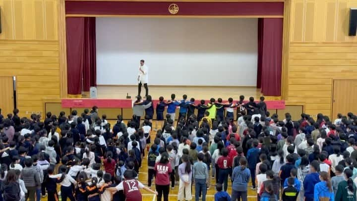 槙野智章のインスタグラム：「今日はエヴァンジェリストとして、 神戸市立井吹の丘小学校にお邪魔させて頂きました！ 素晴らしいパワーを持った生徒たちばかりでした😁  #エヴァンジェリスト  #ヴィッセル神戸」