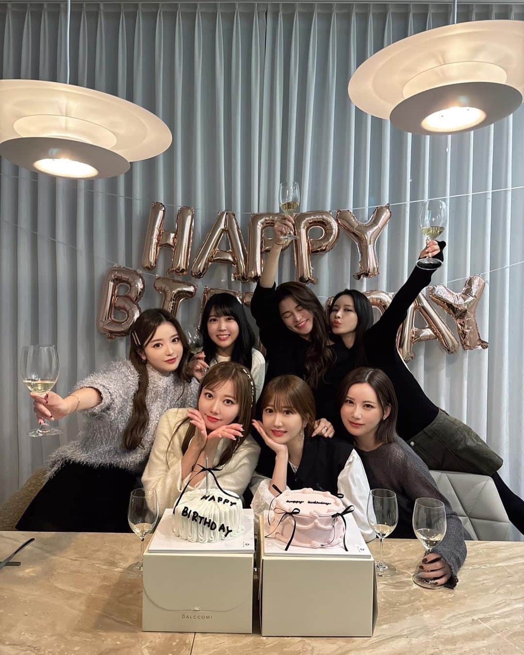 山本月のインスタグラム：「happy birthday私たち🪩💞✨  定期的に韓国で集まってるけど 毎回本当楽しすぎ🎉  人生最高っ‼︎  #happybirthday#스케줄성수」