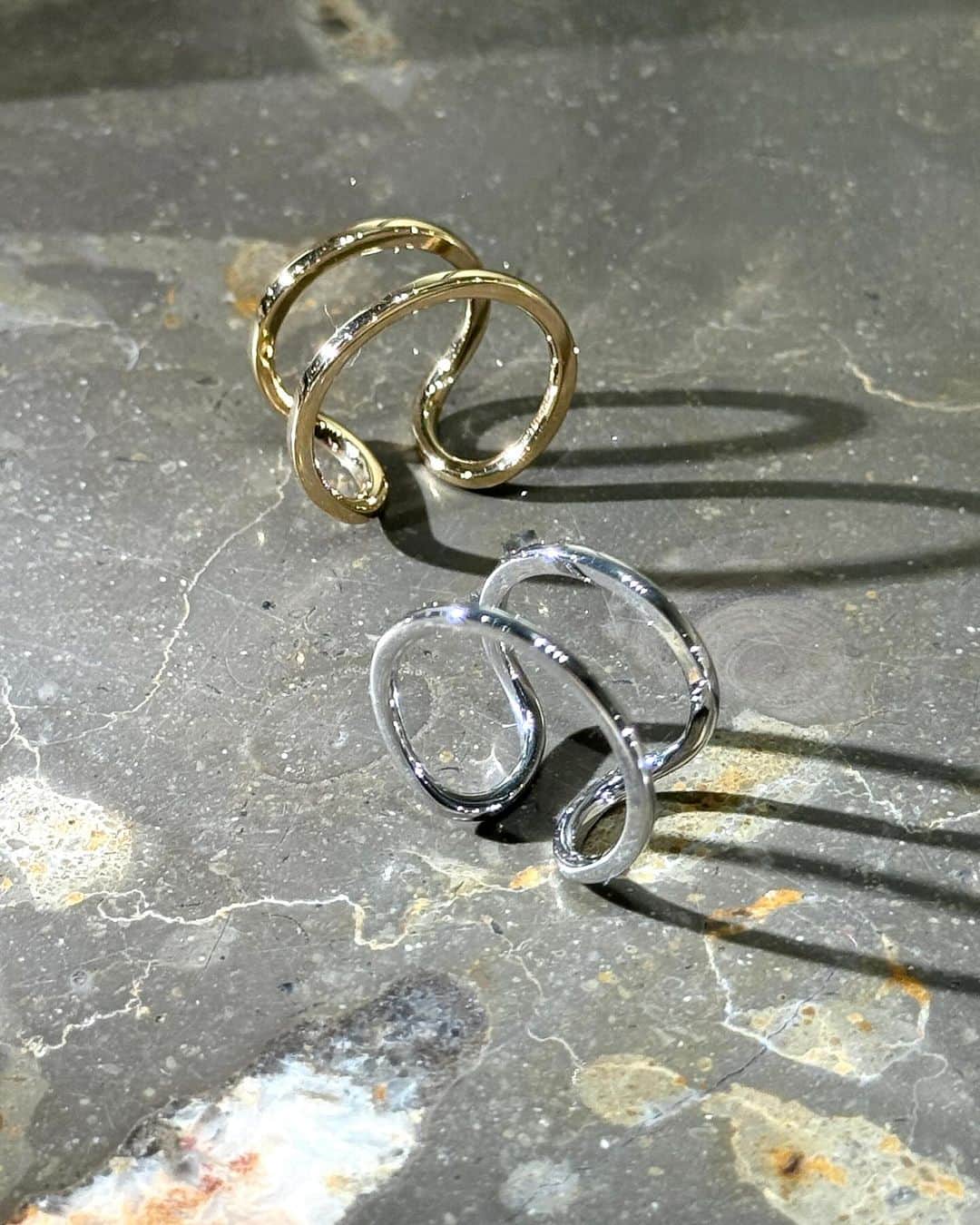 Hirotaka Jewelryのインスタグラム：「MANHATTAN DOUBLE LINE EAR CUFF #hirotakajewelry #earcuff」