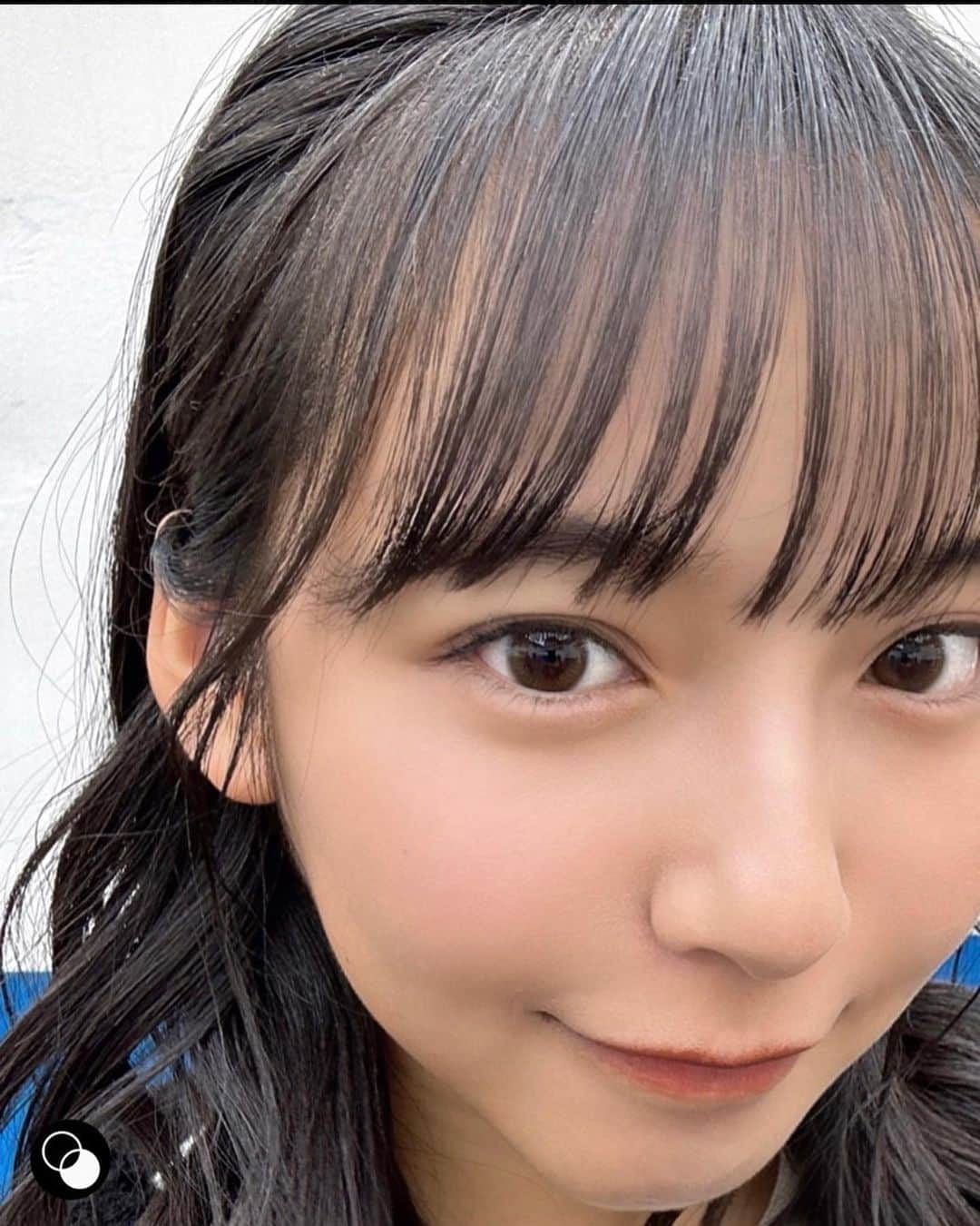 山之内すずのインスタグラム：「新しいお洋服買ったりきちんと写真に収めようと努力したりな日々なんやけどみんなカラコンしてる？ 山之内がイメージキャラクターをさせて頂いているベルミー(@belleme.official )天才的な可愛さだからまたご紹介させてください🙆‍♀️  1〜3枚目で付けているのはティアーブラウン👀 つけた瞬間目うるっうるになるよ すっぴんにもナチュラルメイクにも何にでも合うからお家でぬくぬくしてたいけど鏡見た時の自分がいつもより可愛くて嬉しくなる系カラコンです もちろんお出かけやデートにも👍  4～5枚目はヘーゼルリング  ナチュラルなのに目がはっきりくっきりうるるんとする👀 目元がはっきりして映像でも静止画でも盛れる！！ 撮影の日とかパーツをはっきり見せたいなって日はこれ！！ 絶対試してみてほしい、、  冬もベルミーと共に楽しもうね🎅  #ベルミー #belleme #カラコン #カラコンレポ  #ナチュラルカラコン #pr ――― ※装用時の見え方には個人差があります ※個人の感想です 販売名:SPワンデー　H-UVC　承認番号:22900BZX00423000 ―――」