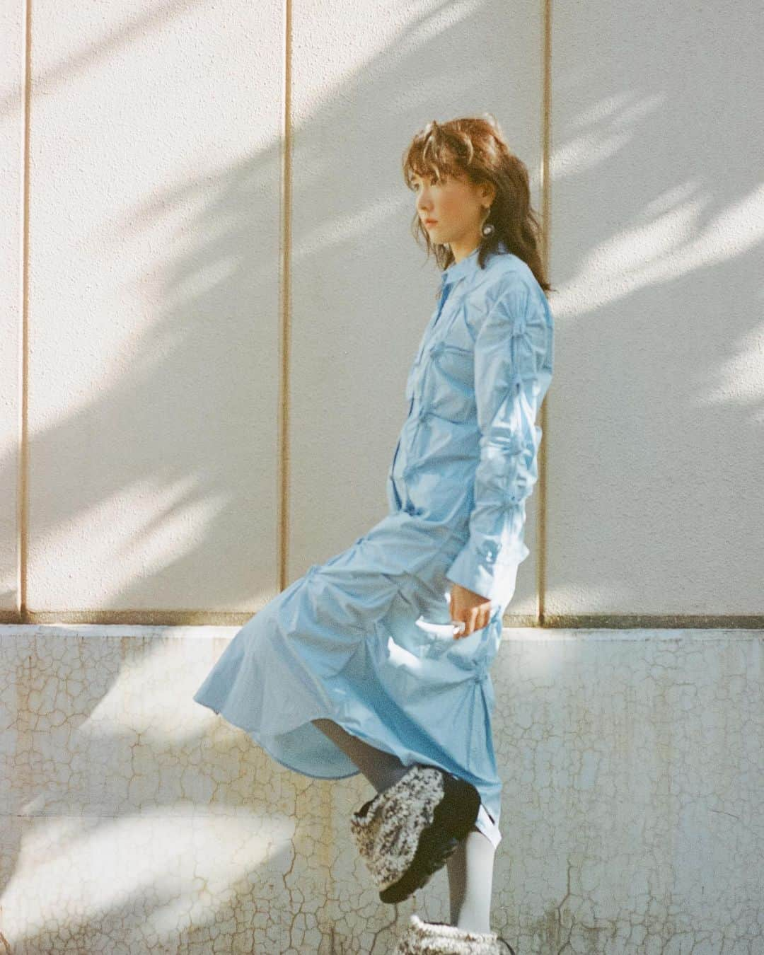 Rumchéさんのインスタグラム写真 - (RumchéInstagram)「#YuiAragaki in smocking shirt dress  DEW Magazine #48 Joy Issue Fall 2023  Photography @kisshomaru  Styling @kaori_912  Hair @miho_emo_  Make-up @annamisawa  Casting director @kayaxxi   🔗dewmagazine.com @dewmagazine   #dewmagazine #RUMCHE #新垣結衣」11月20日 12時34分 - rumche_official