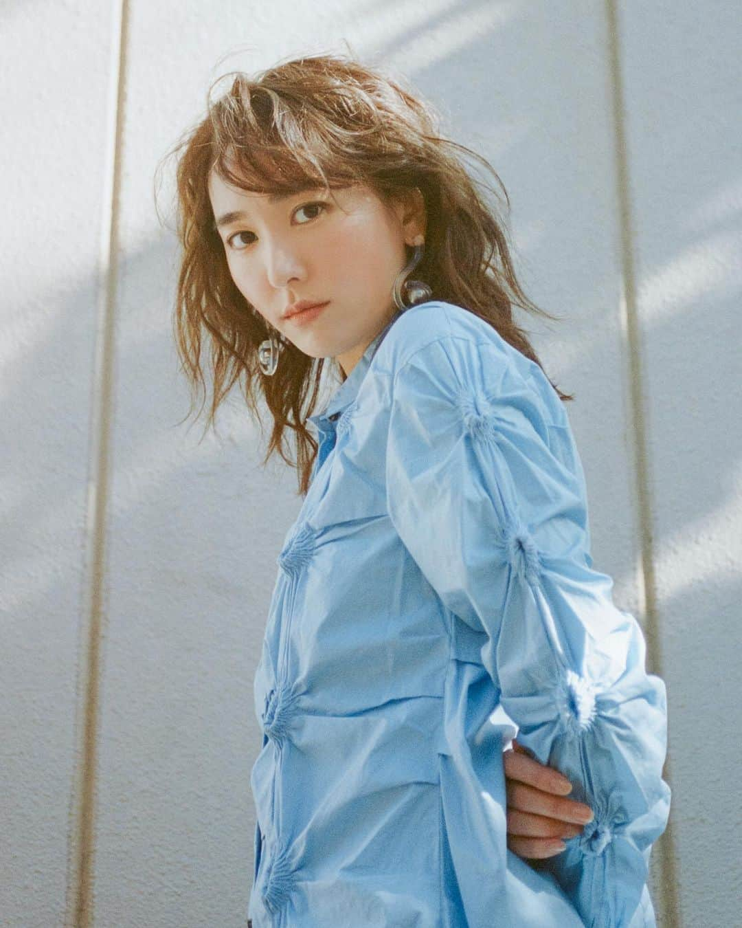 Rumchéさんのインスタグラム写真 - (RumchéInstagram)「#YuiAragaki in smocking shirt dress  DEW Magazine #48 Joy Issue Fall 2023  Photography @kisshomaru  Styling @kaori_912  Hair @miho_emo_  Make-up @annamisawa  Casting director @kayaxxi   🔗dewmagazine.com @dewmagazine   #dewmagazine #RUMCHE #新垣結衣」11月20日 12時34分 - rumche_official