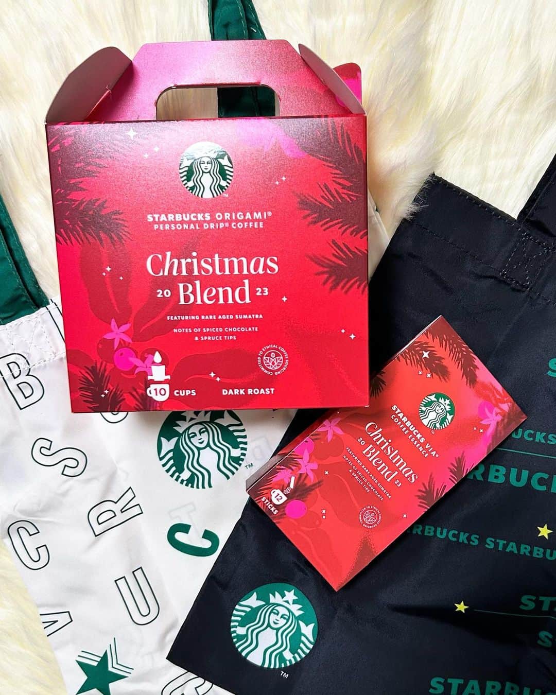 花清まゆこのインスタグラム：「@starbucks_j  で、対象商品を購入したら、 可愛いエコバッグがもらえました☕️ このコーヒーも好きだし、 エコバッグも可愛かったので、、 2種類購入（笑）  #スタバ #starbucks  #starbuckscoffee  #☕️ #クリスマス #クリスマス限定 #xmas  #エコバッグ #対象商品購入で貰える」