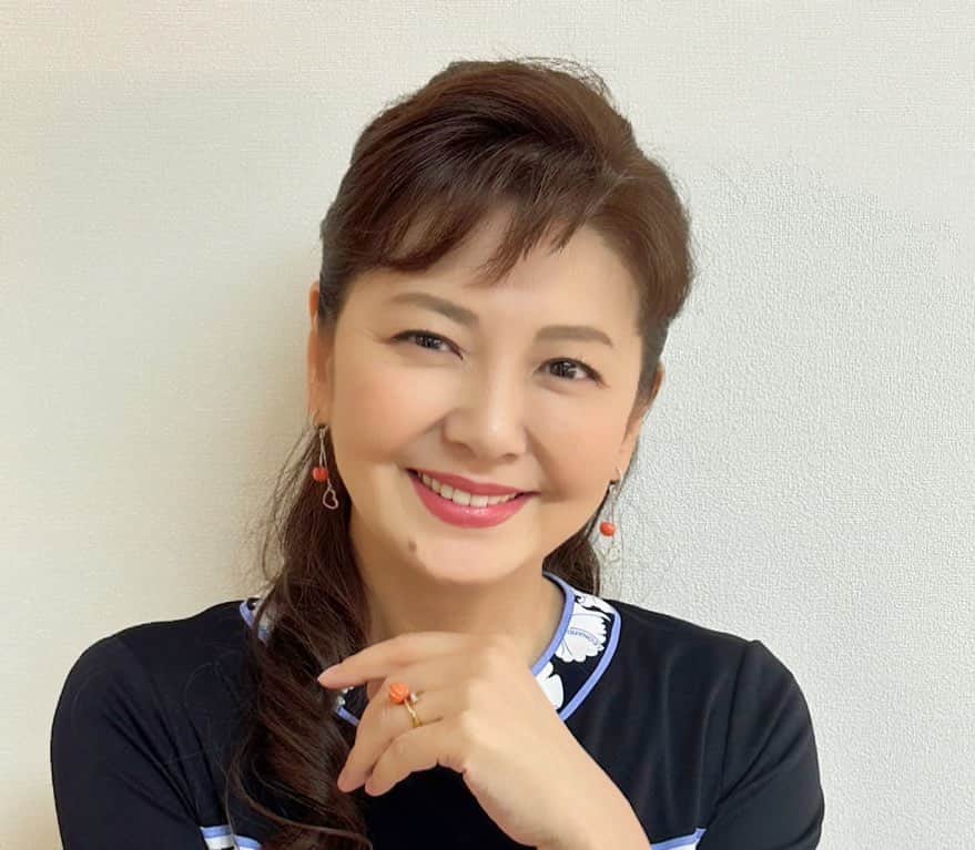 南野陽子さんのインスタグラム写真 - (南野陽子Instagram)「『関西演劇祭　2023』大盛況のなか、終えることができました✨ どの劇団もホント素晴らしかったです‼️ 劇団の皆さま、審査員、運営側のスタッフさん、取材してくださった記者の方々。そして観てくださった皆様、どうもありがとうございました❗️🍀✨  📺BS朝日『そこに山があるから~前編~』 (栃木県足利市　行道山) 11月22日(水) 22:30〜22:54  📺テレビ朝日『仮面ライダーガッチャード』 毎週日曜日 9:00〜9:30 【一ノ瀬珠美 役】  📻 文化放送『須田慎一郎 南野陽子の 誰にもわかる"経済学"』 毎週土曜日 18:00〜18:15   🎞️ 『仮面ライダーTHE WINTER MOVIE ガッチャード&ギーツ』 2023年12月22日(金)全国公開  💿『明日への虹』各音楽サイト配信中  💿『南野陽子SUPER HIT』主要高速道路サービスエリアにて販売中 ¥2,096(税込)  📖株式会社シンコーミュージック・エンタテイメント 『 歌謡曲 meets シティ・ポップの時代』 11月16日(木)発売中  📖世界文化社『家庭画報12月号』 11月1日(水)発売中  📖集英社　南野陽子写真集『FLOWERS Another edition』週プレグラジャパン！ほか主要電子書店にて販売中  #関西演劇祭2023 #行道山 #歌謡曲 meets シティ・ポップの時代 #家庭画報 #明日への虹 #そこに山があるから #映画 #仮面ライダーギーツ #仮面ライダーガッチャード #南野陽子SUPER HIT #集英社 #FLOWERS Another edition #ラジオ #nanno #南野陽子」11月20日 12時38分 - yokominamino__