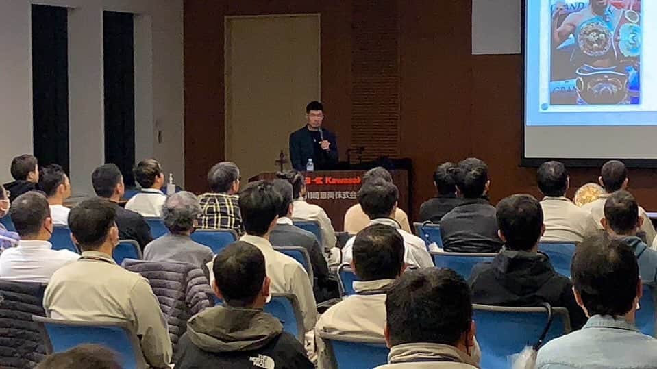 長谷川穂積のインスタグラム：「川崎車両株式会社で講演させていただきました ボクシング17年間で経験したことが一つでも人生のヒントになればと光栄です 人生はプラマイ0  誰かを妬んでもその人にしかわからない苦しみがあり 誰かを見下してもその人にだけ訪れる幸せがある そう思っています #どんどん講演依頼お待ちしております笑」
