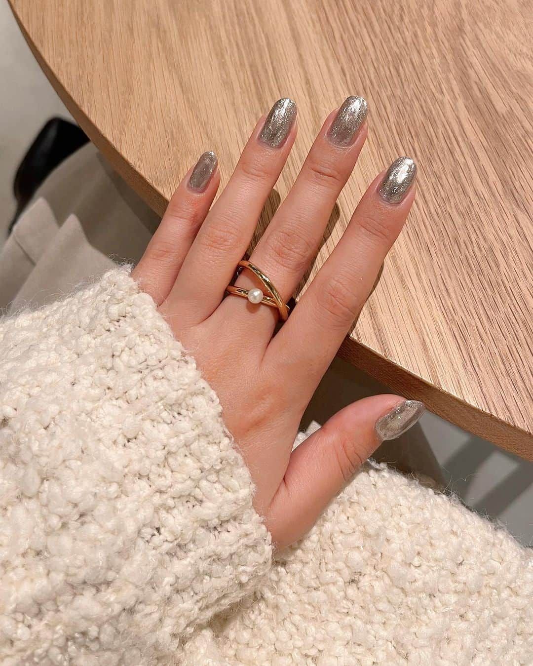 新井和佳奈のインスタグラム：「New nail❤︎ これがDAISOの100円クオリティなんて信じられる、、、？？  ミラーネイルしてみた〜🤗 だんだんできることが増えてて、ネイル楽しい🥺  昨日は全身まっしろでした🐻‍❄️  沢山のフォローありがとうございます！！！  #ネイル #セルフネイル #daiso  #nail」