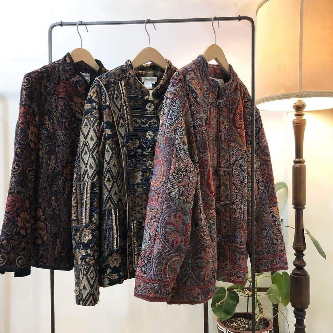 floorのインスタグラム：「本日も19:00まで 皆様のご来店お待ちしています  good jacket入荷です☝︎ お試しいただけます✨  オンラインショップにアメリカからのお品物お出ししております〜どうぞご覧いただけますように♡ floorにてお試しいただけます✨ どうぞいらして下さいね〜♪  #大阪古着屋#南船場古着屋#南船場floor#vintageclothing  #vintage#vintageshop」
