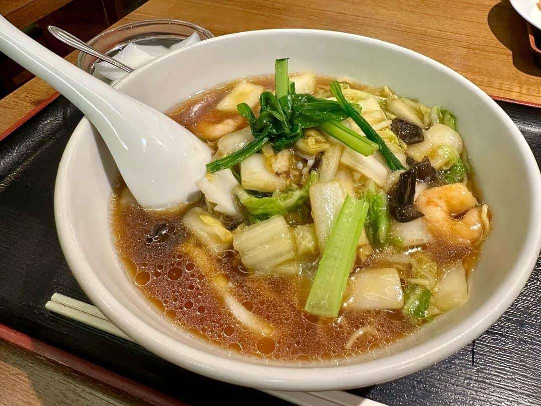 まえちゃんねるのインスタグラム：「今日のランチは、海鮮麺🍜見た目も味も五目麺で、エビとイカが入ってるだけ。でも美味いし身体温まる😊  #ランチ #今日のランチ #海鮮麺 #五目麺」