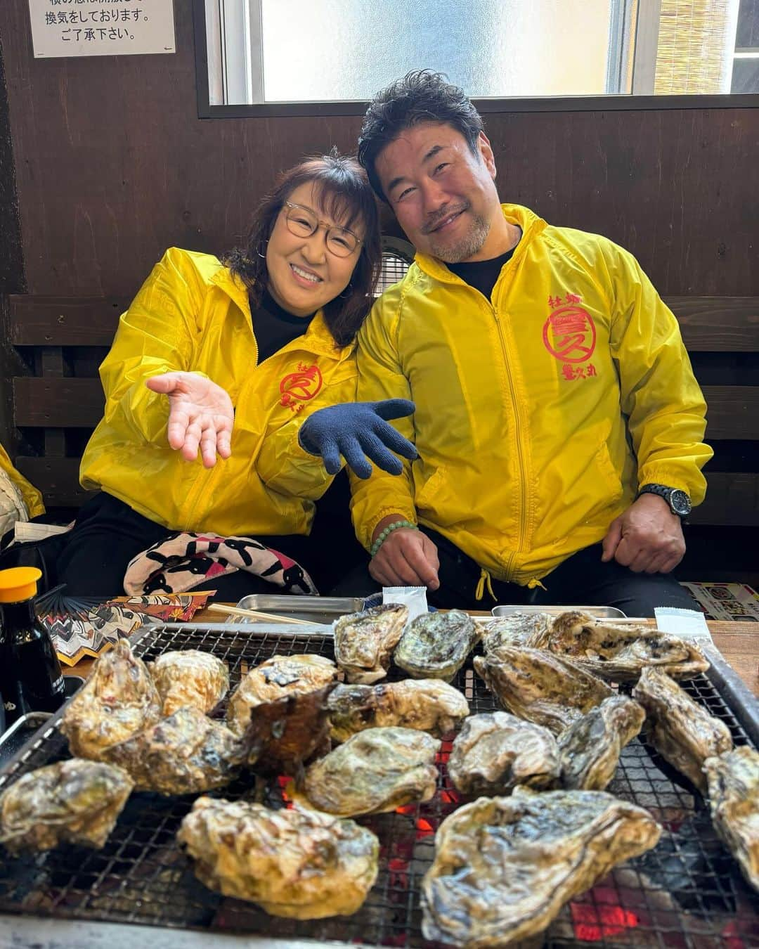 北斗晶さんのインスタグラム写真 - (北斗晶Instagram)「人生初の  🦪牡蠣小屋🦪  パンパン牡蠣が爆発して💥 びっくりしだけど 楽しかった〜 そして美味しかった〜😀  もう50歳後半に突入したのに まだまだ知らないこと、未経験の事が山ほどある。 今後は知らなかった事に友人や家族と共に 行く事も、食べる事も、遊ぶ事もチャレンジしていきたい😊  牡蠣小屋が楽しすぎてそう思いました😀  #牡蠣小屋  #福岡県  #福岡グルメ  #糸島  #結婚式の三次会」11月20日 12時44分 - hokutoakira_official