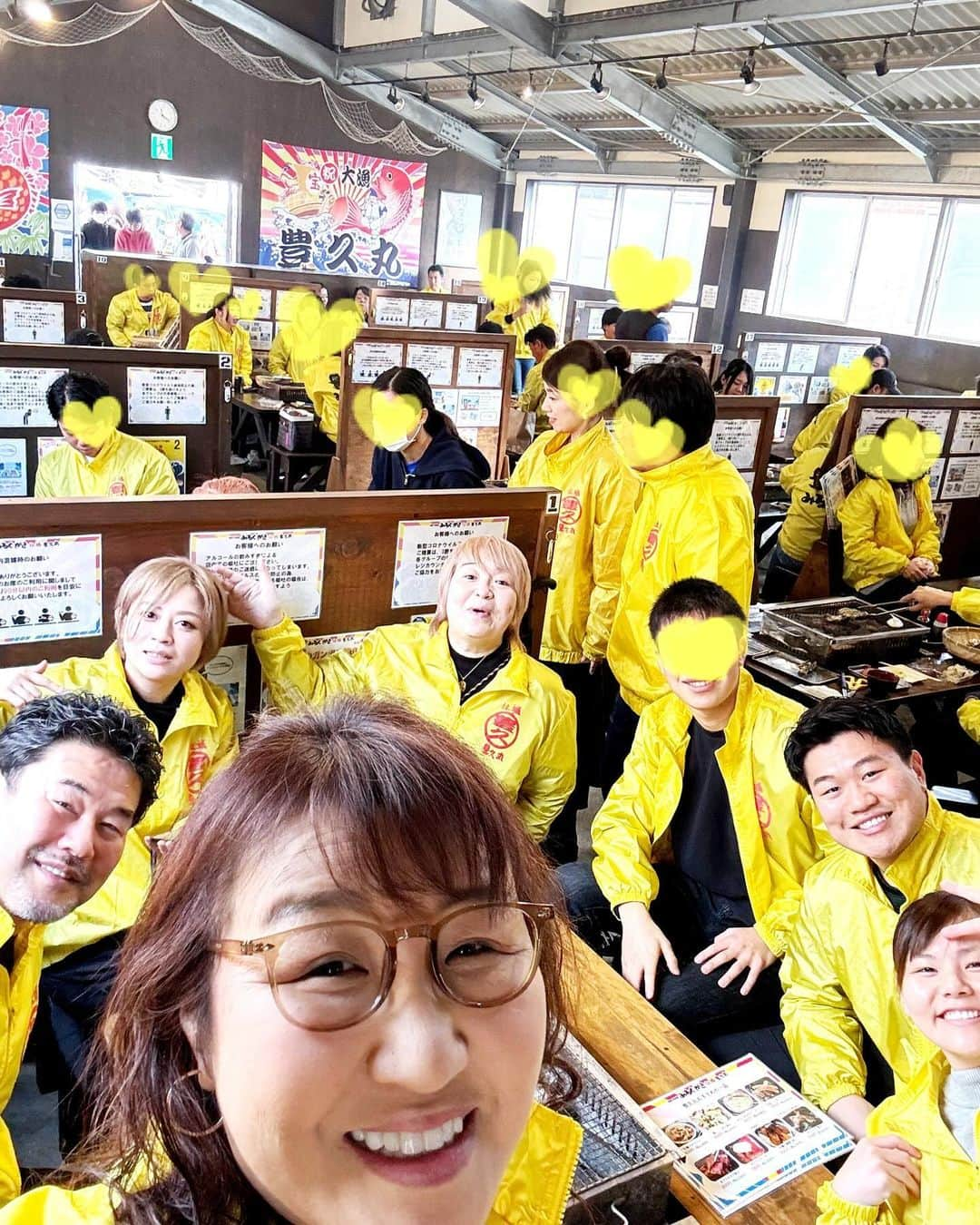 北斗晶さんのインスタグラム写真 - (北斗晶Instagram)「人生初の  🦪牡蠣小屋🦪  パンパン牡蠣が爆発して💥 びっくりしだけど 楽しかった〜 そして美味しかった〜😀  もう50歳後半に突入したのに まだまだ知らないこと、未経験の事が山ほどある。 今後は知らなかった事に友人や家族と共に 行く事も、食べる事も、遊ぶ事もチャレンジしていきたい😊  牡蠣小屋が楽しすぎてそう思いました😀  #牡蠣小屋  #福岡県  #福岡グルメ  #糸島  #結婚式の三次会」11月20日 12時44分 - hokutoakira_official