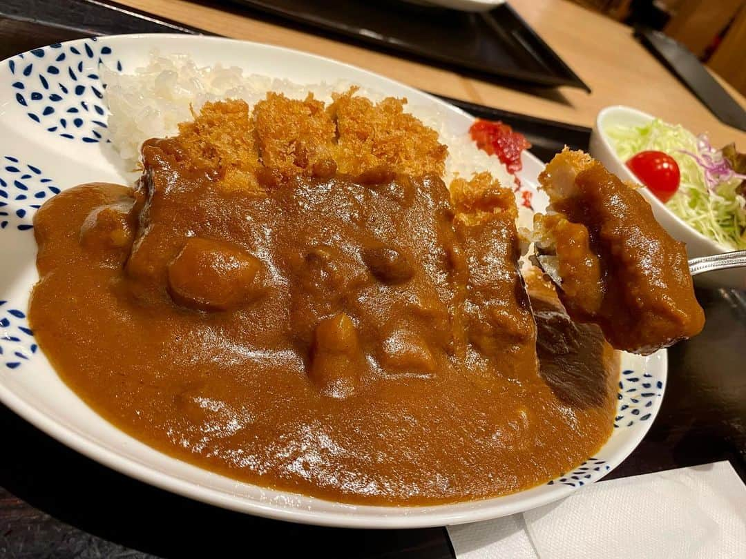 ハロー植田さんのインスタグラム写真 - (ハロー植田Instagram)「なんと！！ よしもとカレーととんかつ和幸がコラボカレーを販売🍛 カレーととんかつがGOOD COMMUNICATIONでウマトラソウルでした！！ 11/26までイオンモールに入っている和幸さん限定です😆皆さんぜひ行ってみてください👍 #PR #イオンモール #イオンモール岡山 #とんかつ和幸 #よしもとカレー #期間限定コラボ #ウマトラソウル #タカさんのステッカー当たった」11月20日 12時53分 - inababa178