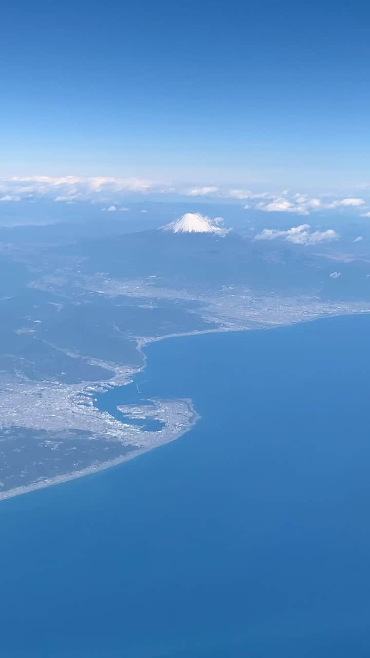 黒沢薫のインスタグラム：「富士山がお出迎え。次の旅は九州。#ヒアナウ #富士山　#mtfuji #amazing #beautiful #instamovie #instaview #airplane #windowview #lovelife」