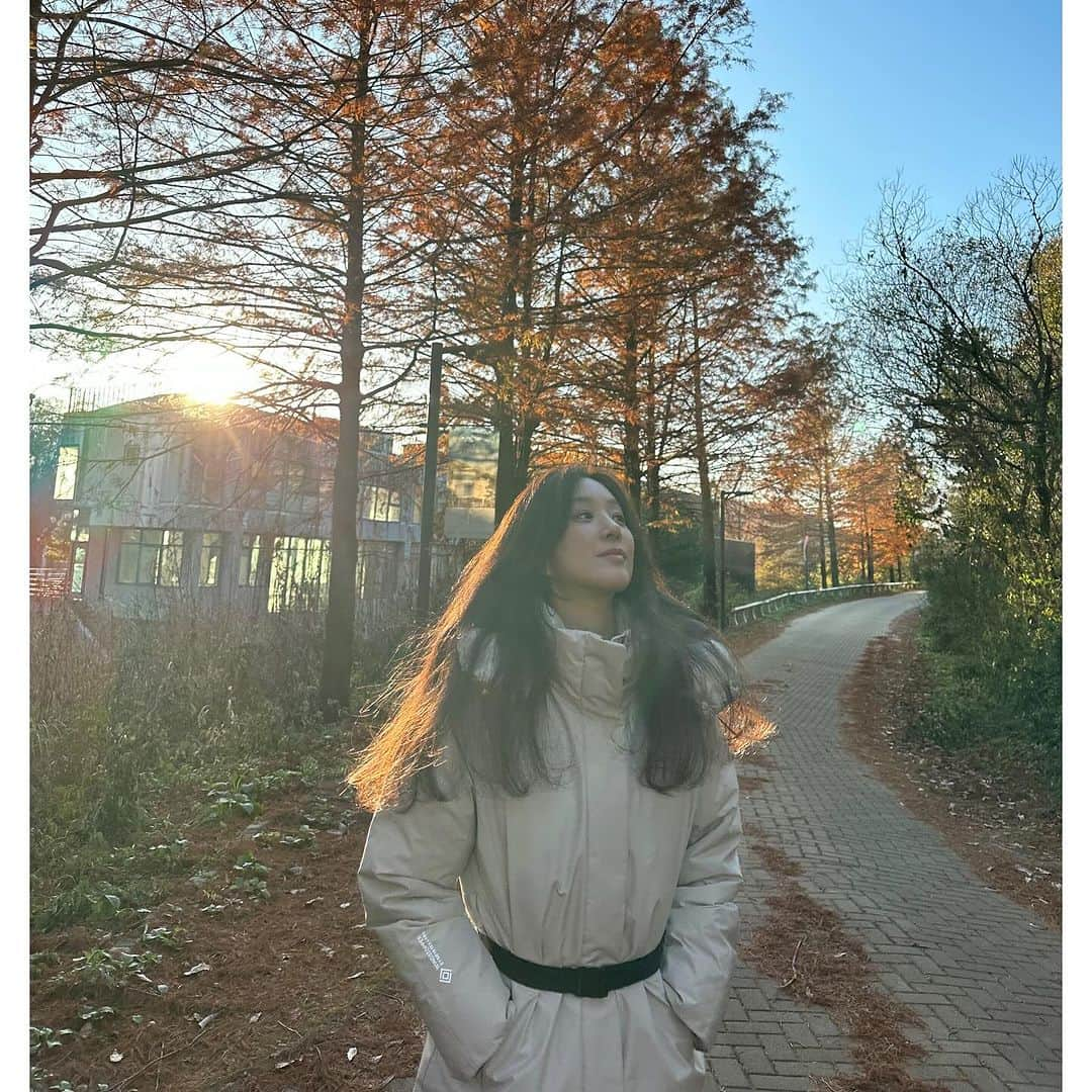 チョン・リョウォンさんのインスタグラム写真 - (チョン・リョウォンInstagram)「. a walk 🍂🍁 #광고 #DUVETICA #듀베티카」11月20日 12時50分 - yoanaloves