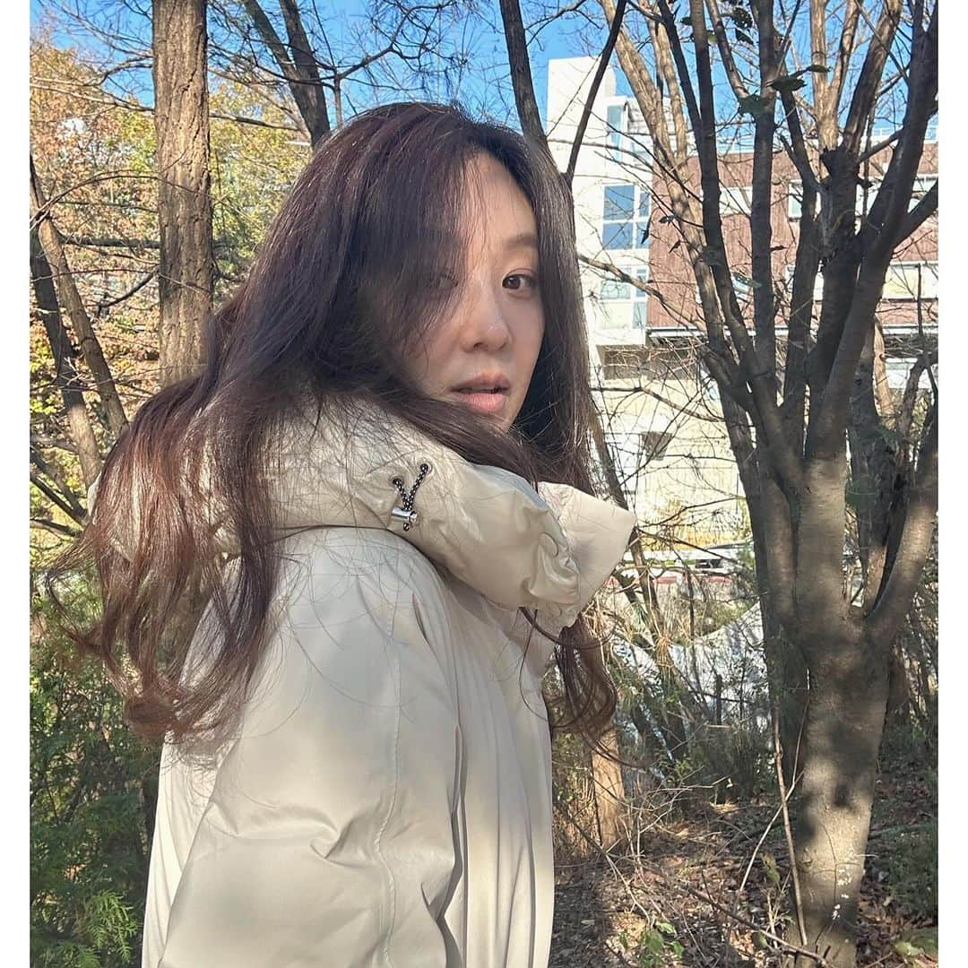 チョン・リョウォンさんのインスタグラム写真 - (チョン・リョウォンInstagram)「. a walk 🍂🍁 #광고 #DUVETICA #듀베티카」11月20日 12時50分 - yoanaloves