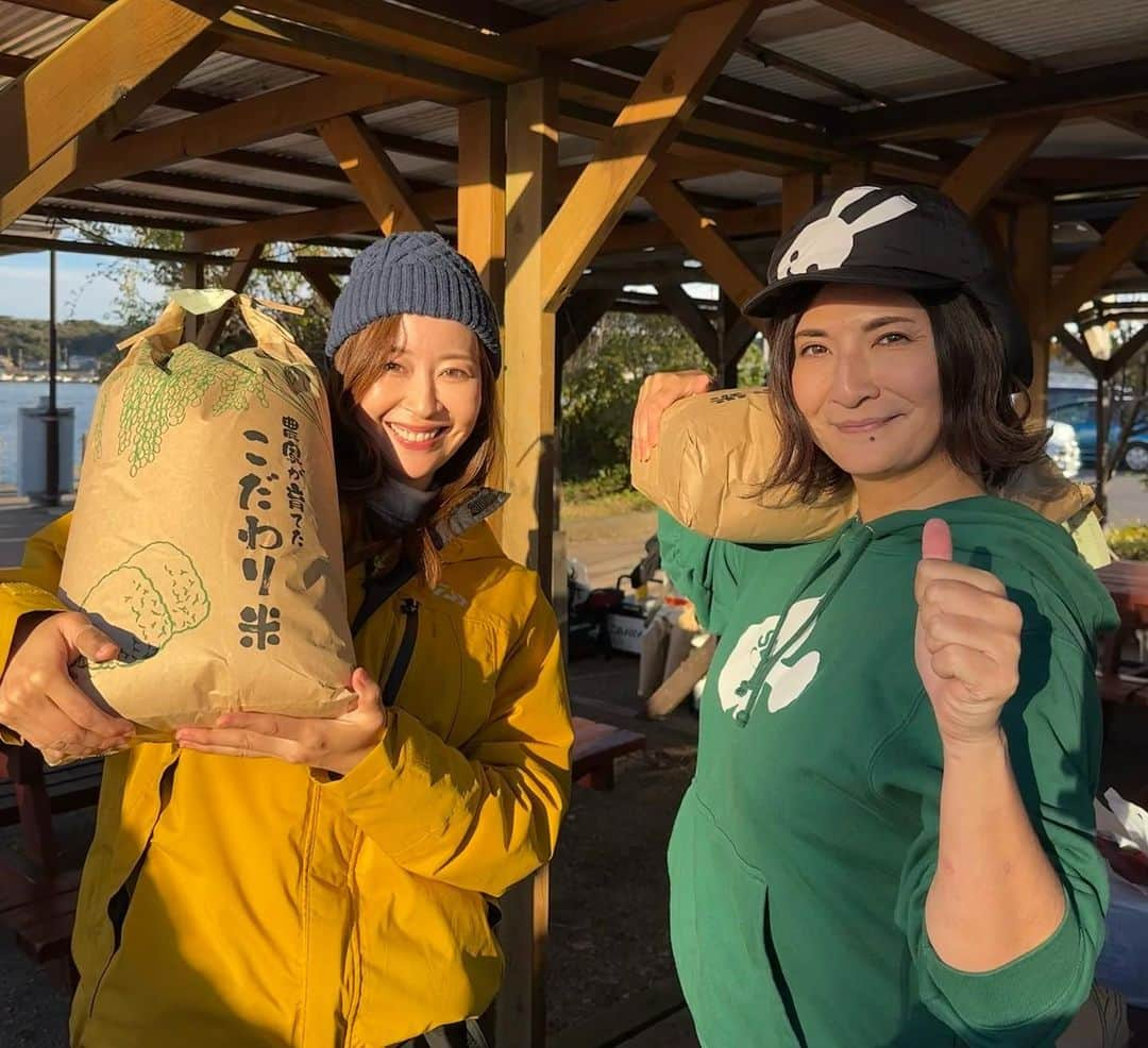 富士村彩花さんのインスタグラム写真 - (富士村彩花Instagram)「・ ⁡ 2023年 カワハギ新米杯 🌾✨ 今年も無事に終了いたしました！  今年はなんと、 364名もの方が参加してくださったそうです🙌 ⁡  私は「瀬戸丸1」の船リーダーとして昌士船長の船に乗船、晶子さんがサブリーダーを担当してくれました✨ ⁡ カワハギ釣りの方はなかなか難しい展開でしたが、それでも船上では皆さんの楽しそうな笑顔が見られてよかったです☺️  船の雰囲気もとても温かく、皆さんお手伝いしてくださったり盛り上げてくださったり…ご協力いただき本当にありがとうございました😌🤲  ⁡ うちの船の優勝は石原義弘さん🥇 準優勝は奥野忠弘さん🥈 お2人ともおめでとうございます！！ ⁡ そしてリーダー・副リーダー揃って15位・3位の飛び賞で新米10kgGETという、なんとも空気が読めない感じでした（🙇‍♀️笑） ⁡ ⁡ 今年も楽しい大会をありがとうございました！ 関わってくださった全ての皆さまに感謝🙏🏻✨ ⁡ 来年は11月17日（日）に開催予定とのことですので、また沢山の方にお会いできるのを楽しみにしております❣️ ⁡ ⁡ 【追記】 朝の風ビュービューにビビってアネロン3錠も飲んでしまった私ですが、無事に船酔いせずに1日楽しく過ごすことができました…めでたしめでたし😂 ※みんなは用法・用量を守って正しく服用してくださいね ⁡ ーーーーーーーーーーーーーーーーーー ⁡ #釣りガール  #釣り女子  #釣りたガール  #釣りモデル  #釣り女  #道産子アングラー  #釣り好き  #船釣り  #海釣り  #釣りが好き #オフショア #釣り好きと繋がりたい #釣り好きな人と繋がりたい  #fishinggirl #DAIWA #ダイワ #船最前線 #カワハギ #新米杯 #カワハギ新米杯 #カワハギ釣り」11月20日 12時52分 - ayaka.prestige