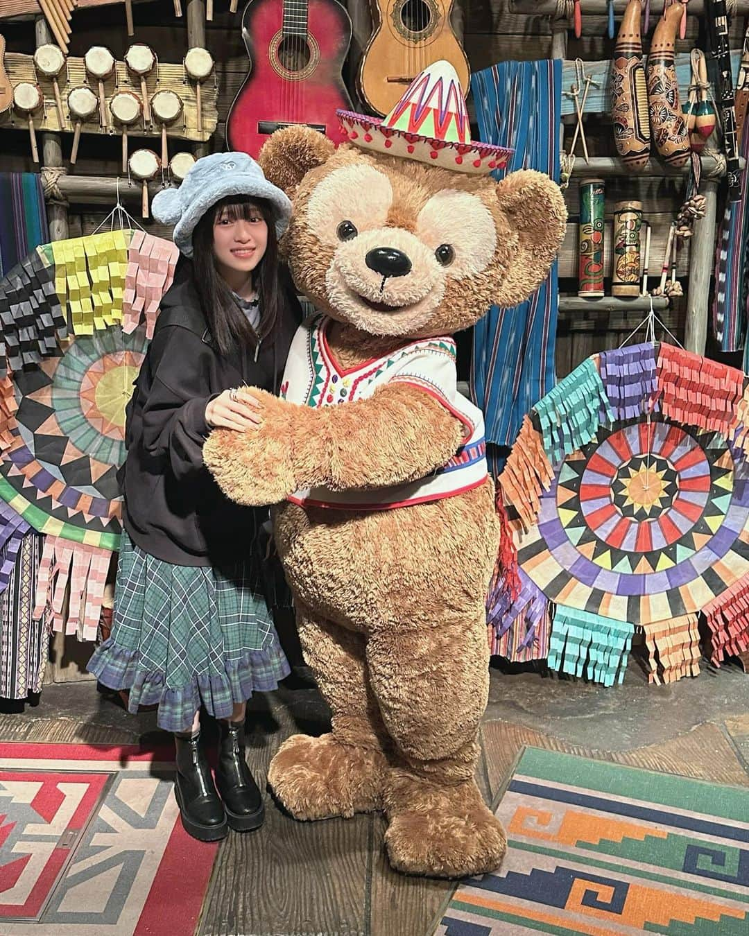 絵森彩のインスタグラム：「🐻  ダッフィーくんすごく可愛かった〜〜🥰 キャストさんにお願いして全身写真も撮ってもらえました🤳  #ディズニーシー #ディズニーリゾート」