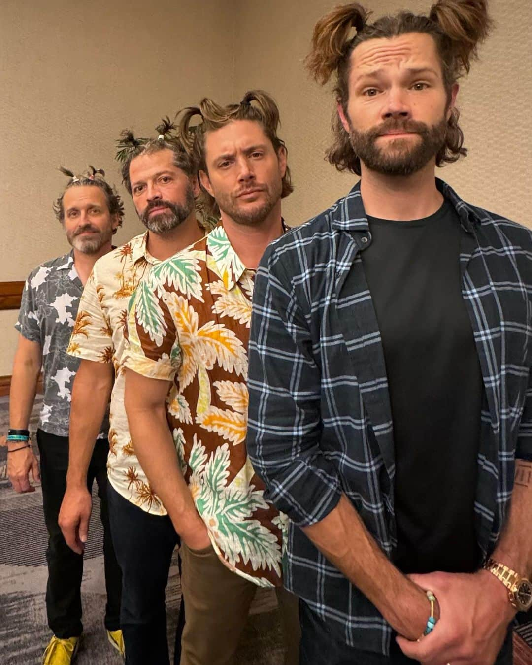 ミーシャ・コリンズさんのインスタグラム写真 - (ミーシャ・コリンズInstagram)「They say when you hang out with people too much,  you start to look alike.   #CreationHI #SPNFamily」11月20日 13時02分 - misha