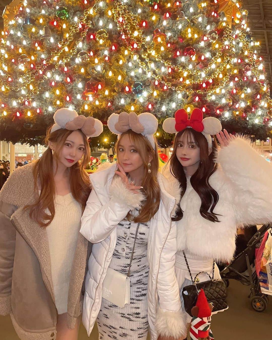 SHIHOさんのインスタグラム写真 - (SHIHOInstagram)「. . Christmas Disney🎄🪅🧑‍🎄 . w/ @a_mii17 @shipi0520  . . .」11月20日 13時03分 - cham_pipi