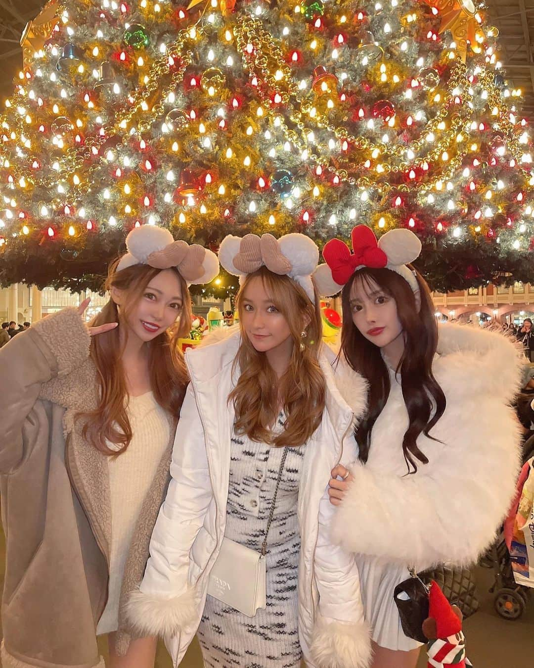 SHIHOのインスタグラム：「. . Christmas Disney🎄🪅🧑‍🎄 . w/ @a_mii17 @shipi0520  . . .」