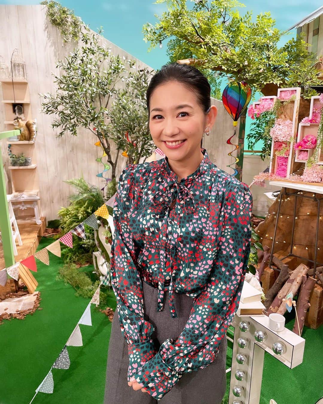 関根麻里のインスタグラム：「東海テレビ「月曜スイッチ！」 @thk_switch  本日の衣装😊✨ #ootd  blouse @daimatsusanparie」
