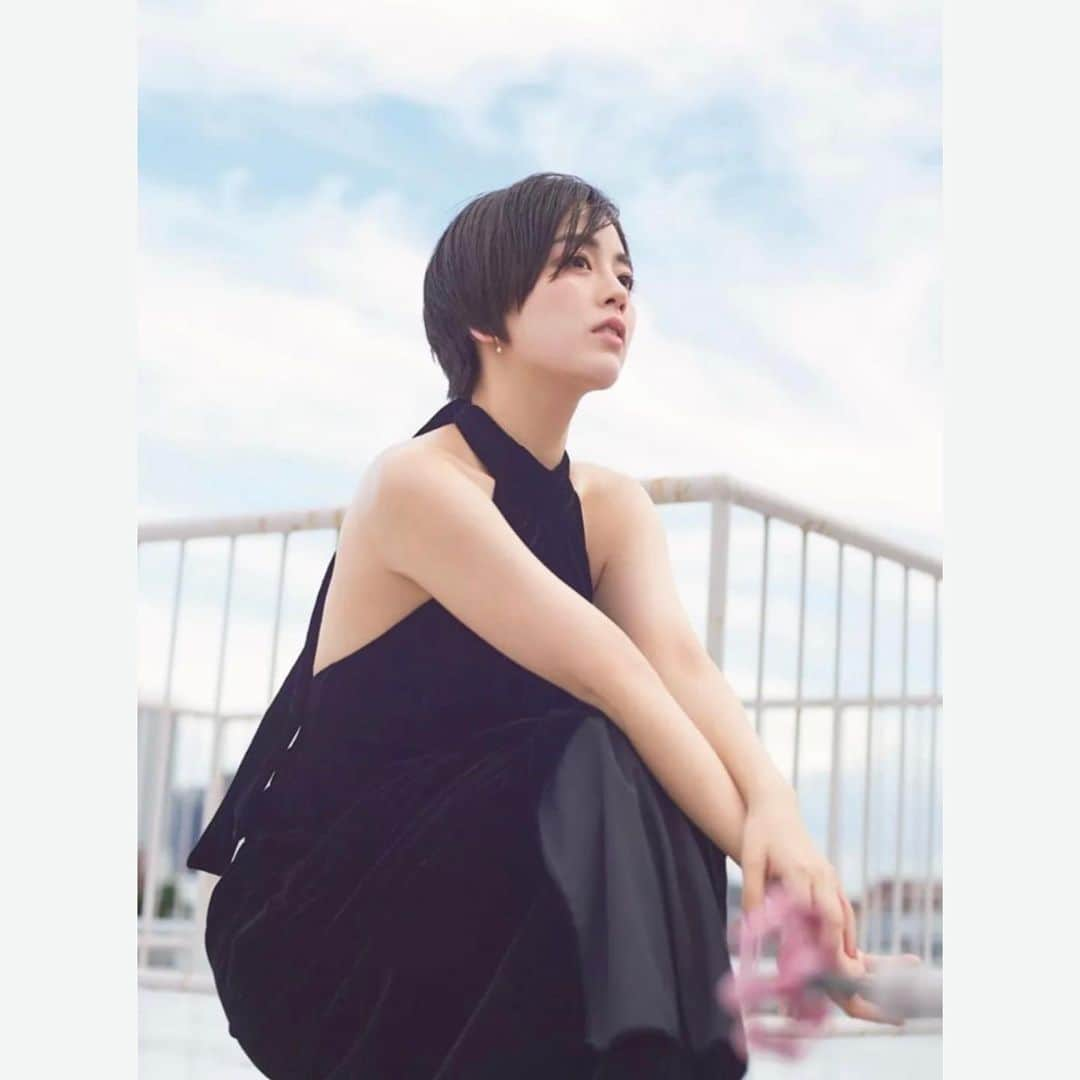 伊原六花さんのインスタグラム写真 - (伊原六花Instagram)「、 本日発売の『週刊スピリッツ』 表紙・巻頭 務めさせていただいてます☺︎  Photo @junimajo」11月20日 12時58分 - rikka.ihara.official