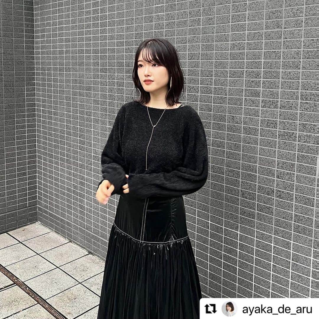 MURUAのインスタグラム：「@ayaka_de_aru  #である_ヨウフク   微妙な顔してるのは置いといて＾＾ 今年流行りのラメ、 子供っぽくなりそうで着れんわ！！ って人いない🙃❔  というか、私はそう思ってたんだけど 流行大好きマンとしてどうしても取り入れたくて 大人っぽワントーンコーデを組んでみた🐈‍⬛🖤  @murua_official の #シャイニーフェザーニット  のきらきら感は最後の動画で 実際の色味は4枚目が1番わかりやすいヨ〜🫶🏻  お察しのいい皆さんは 3枚目を見てお気づきでしょう、、 実はこのニット、前後2way仕様です、、  今回はラウンドの方を前に着たけど Vネックを前にして、中にシアーをレイヤードさせても絶対可愛いと思うから今度する🤞🏻  腕部分はゆとり多めだけど 手首のカフス長めで華奢見えするし #ショート丈  だからスタイル盛れする （本当にありがたい🤫💞）  カラーはブラックの他に ホワイト・ライトグリーン・ブルーがあるらしい🖤🤍💚💙  ニットなんてなんぼあってもええですからね、^ ^🧶 ストーリーにリンク貼っとくね🔗  着用アイテムは商品タグ or TOPのURLからチェック ▶︎▶︎ @murua_by_staff   #murua #murua_snap #ootd #ootdfashion #coordinate #fashion #murua2023aw」