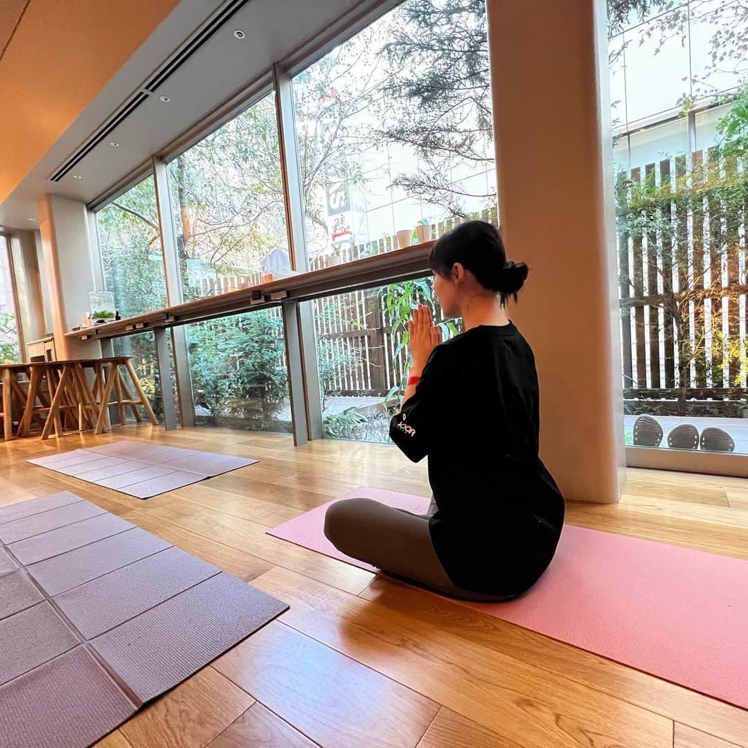 宮崎理奈さんのインスタグラム写真 - (宮崎理奈Instagram)「. . . 大好きなSAUNAS(@shibuya_saunas )さんが12月からモーニングヨガを始めるとのことで一足早く体験させて頂きました！  ヨガはあんまり経験がなかったのですが、最近週一でピラティス行ったりしてるので、なんかワクワクしちゃって😊  るい先生( @rui_miyamoto_ )のお言葉が本当に素敵で、ヨガもリラックスできて、めちゃくちゃ良い1日スタート出来ました✨🧘‍♀️  毎週土曜日の朝やってるみたいで 朝ヨガコースだとサウナ無制限なので1日ゆっくり出来るみたい💓  私も時間忘れておやつの時間くらいまでいました😂  ミニカレーも美味しくて、最高でした！ また行きたい！てか行く！ . . . . #ヨガ #朝ヨガ #サウナ #サウナイキタイ #サウナ女子 #サウナス #sauna #saunas」11月20日 13時00分 - rina.miyazaki0221