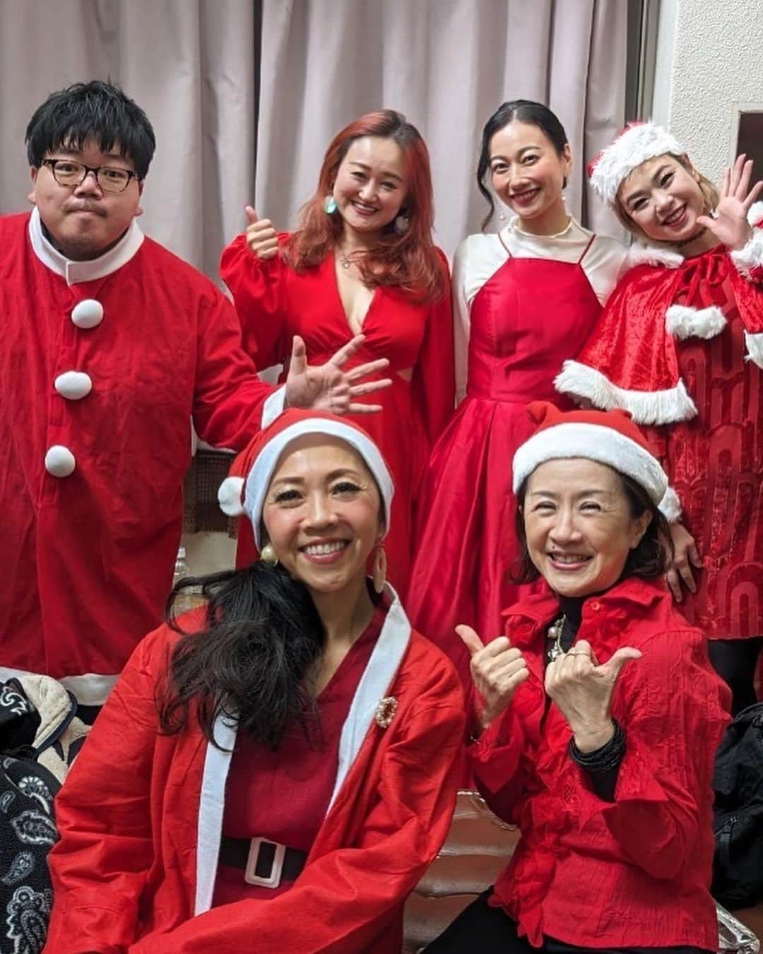 天宮菜生さんのインスタグラム写真 - (天宮菜生Instagram)「. クリスマスシーズンに突入しましたね✨️ 色々な所で可愛い装飾のツリーを見かけます🎄 . 先日はサンタランというイベントにて素晴らしいシンガーの皆さんと一緒に、クリスマスソングを歌わせて頂きました。。 憧れに憧れていたレジェさん @legevoice や、尊敬して止まないすずよさん @suzuyomiyamoto とご一緒できる日が来るなんて、もうそれだけで感激で、言葉にできないほど体中がゾクゾクしました。  腰さん(@elton_koshi_voice )は最高に楽器のような素敵な声を響かせながら色んなことにも冷静に対応して下さり、温厚で沢山助けて頂き癒しを頂きました。  皆さんすごすぎました‼️😳  あんな声どうやって出すの😭 . 普段クリスマスソングはあまり歌ってこなかったので、 自分の脳みそとの戦いのような3日間でしたが、楽しく歌わせて頂きました。 すずよさんからの素敵なご縁、こんなに広がって憧れの方々と共演させていただいていることに心から感謝しております。  . 代々木公園のイベントに参加したことはありましたが、イベントスペースでのパフォーマンスは初めてだったので、心が上がりました♡♡ . せっかくのドレスなので全身の写真を!というお声頂いたので、頂いた音無動画つけます🍀w. . ご一緒させていただいた方々が素晴らしすぎて終始興奮していました☺️ メインで歌われた大黒摩季さんもとても素敵で、会場は大賑わいでした✨️ @ren_gospelrapper 🙏✨ 12/20のすずよさんのライブもご一緒できるのを楽しみにしております🥰本当にありがとうございました。 . もし聞いてくださった方がいらしたら本当にありがとうございました☺️♡♡  . バタバタ丸出しの投稿でごめんなさい💦 . 次回は今週土曜日の世界最小オーケストラ ラーダさんの公演です✨すぐにお会い出来るのを楽しみにしています🥰」11月20日 13時04分 - naoamamiya_official