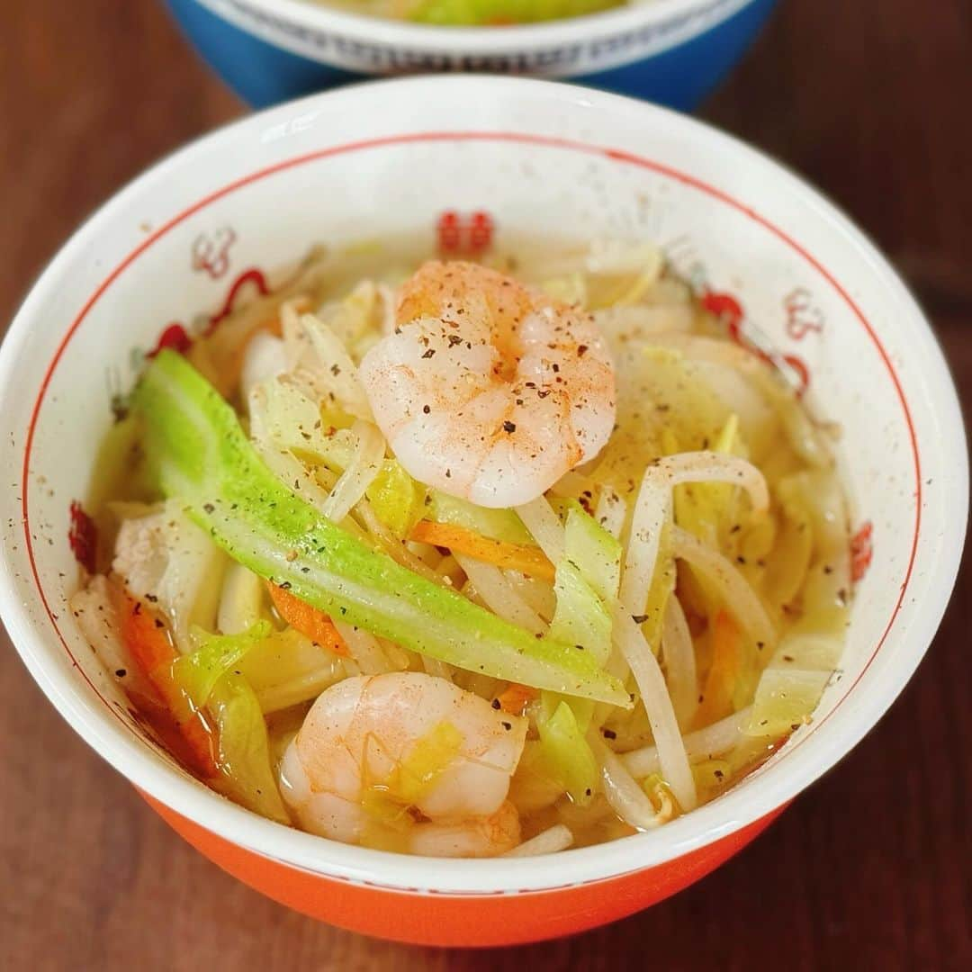 ゆうきのインスタグラム：「最近作ったあったかレシピ😋 1枚目と2枚目は、野菜たっぷりタンメン！ あっさりスープに太麺が抜群👌  3枚目と4枚目がトマトスープパスタ🍅 ツナの旨味が良い感じ👌 ピザのプラスαにちょうど良い🙆‍♀️  ✏︎レシピ⬇︎ 〜野菜たっぷり塩タンメン〜 【材料(2人分)】 ・中華麺……2人分 ・豚薄切り肉……100g → ひと口大に切る ・むきエビ……6尾 ・もやし……1袋 ・キャベツ……1/6個（200gほど） → 細めに切る ・人参……20g → 短冊切りにする ・ごま油……大さじ1杯 ・黒胡椒……適量 a.鶏がらスープの素……小さじ1杯 a.塩……適量 b.鶏がらスープの素……小さじ1.5杯 b.ヤマキ割烹白だし……大さじ1杯と小さじ1杯  【作り方】 1.中火で温めたフライパンにごま油を入れて、豚バラ肉を入れてさっと炒める。海老も加えて炒めたら、もやしとキャベツ、人参も加えて、（a）を入れて炒め合わせる。野菜が馴染んできたら火を止める。  2. 鍋に500ccの湯を沸かし、（b）を入れてスープを作る。  3. 器に2のスープを注ぎ、お好みの硬さに茹で上げた中華麺を、水気をしっかりきって入れる。上に1を乗せて、お好みで黒胡椒をかけて完成。 ・ ・ ・  ✏︎レシピです⬇︎ 〜ツナとトマトのスープパスタ〜 【材料（2人分）】 ・フジッリ（ショートパスタ）……100g ・ツナ缶……1缶 ・玉ねぎ……1/4個 → スライスする ・ブロッコリー……60g → 小房に分ける ・塩……5g ・粉チーズ……適量 A にんにく……1かけ → 芽を取り除いてスライスする A オリーブオイル……大さじ1.5杯 B トマトピューレ……180g B 顆粒コンソメ……小さじ1.5杯  【作り方】 1. 鍋に1ℓの湯を沸かし、塩を入れてパスタを入れ、茹でていく。  2. フライパンに（A）を入れて中弱火にかけて炒める。香りがたったら、玉ねぎを炒め、馴染んできたらツナ缶をオイルごと入れてさっと炒める。  3. 2にパスタの茹で汁を、おたま4杯（約200cc）入れて、（B）を加えて混ぜ合わせて、さっと加熱する。  4. 1のパスタを茹で上げる1分ほど前にブロッコリーを加えて、1分茹でたらパスタとブロッコリーを一緒にザルにあける。茹で汁をきって3に加えて混ぜ合わせる。器に盛り付けて、お好みで粉チーズをかけて完成。 ・ ・ ・  #おうちごはん#お昼ごはん#昼ご飯#パスタ#タンメン#塩タンメン#ラーメン#レシピ#簡単レシピ#おうちカフェ#スープパスタ#マカロニメイト#フーディーテーブル #lunch#japanesefood#foodpic」