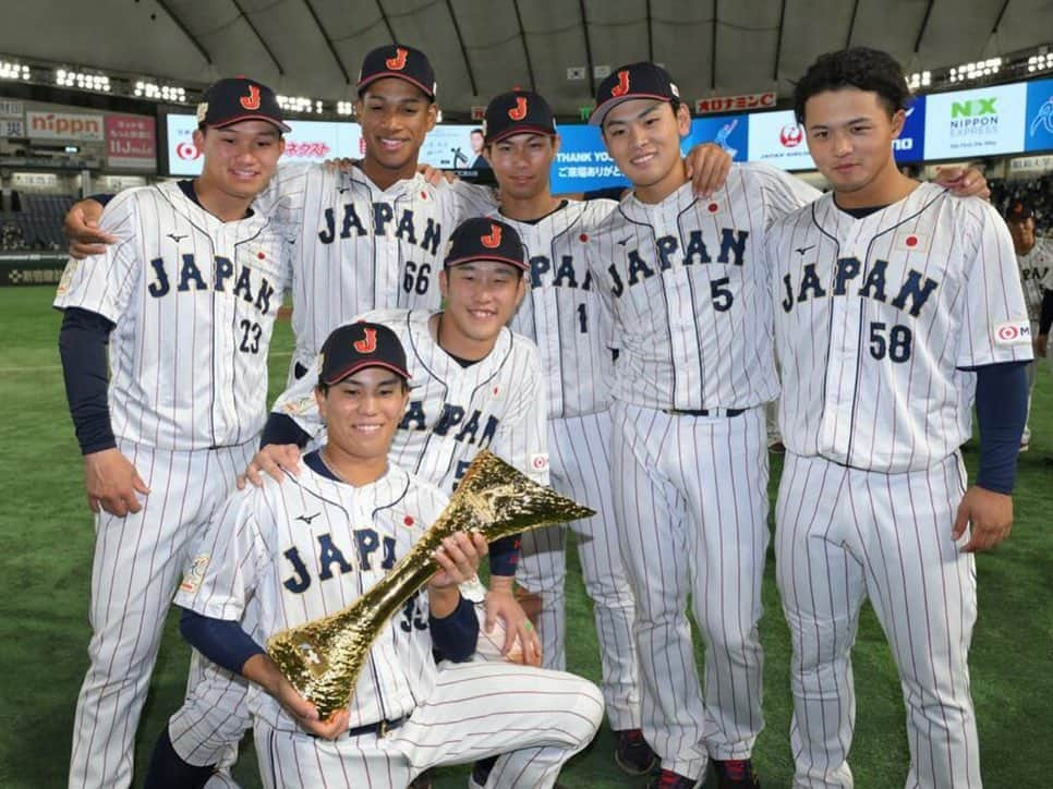 小園海斗さんのインスタグラム写真 - (小園海斗Instagram)「広島に帰ってきました！ プロで初めての侍JAPANでした！　　　　　　　　　　　　　　　  井端監督初陣で優勝することができました！ 今までにない経験をすることができました！  近い年代の方と共に戦うことができ最高でした！ 選手そして裏方、サポートしていただいた方には感謝 しかないです！ ありがとうございました！  そしてファンの皆さんいつもはどっちかのスタンドが スクワット応援していただいてますが、 今大会は全てのスタンドがスクワット応援だったので 打席で今までで感じたことのない圧力がありました！ またユニホームを着たいと思いました！ 大きなご声援ありがとうございました！  #侍ジャパン  #侍japan #2000年代  #ミレニアム世代 #井端japan  #井端ジャパン」11月20日 13時15分 - kozocarp51