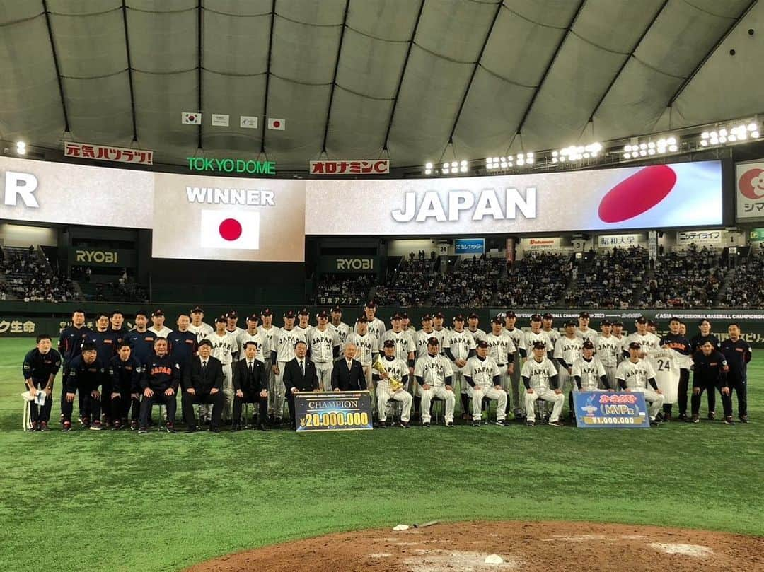 小園海斗さんのインスタグラム写真 - (小園海斗Instagram)「広島に帰ってきました！ プロで初めての侍JAPANでした！　　　　　　　　　　　　　　　  井端監督初陣で優勝することができました！ 今までにない経験をすることができました！  近い年代の方と共に戦うことができ最高でした！ 選手そして裏方、サポートしていただいた方には感謝 しかないです！ ありがとうございました！  そしてファンの皆さんいつもはどっちかのスタンドが スクワット応援していただいてますが、 今大会は全てのスタンドがスクワット応援だったので 打席で今までで感じたことのない圧力がありました！ またユニホームを着たいと思いました！ 大きなご声援ありがとうございました！  #侍ジャパン  #侍japan #2000年代  #ミレニアム世代 #井端japan  #井端ジャパン」11月20日 13時15分 - kozocarp51