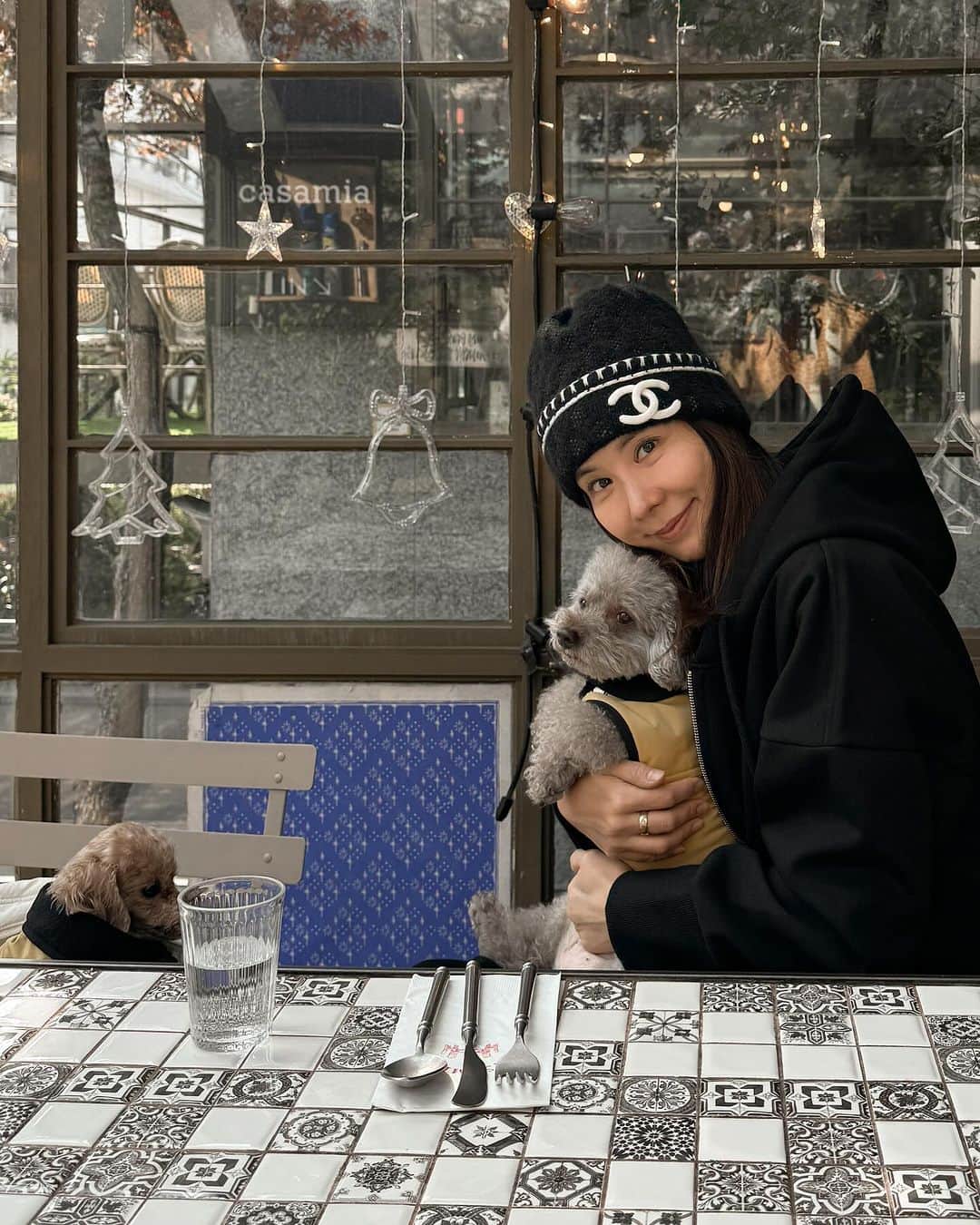 キム・ジュニのインスタグラム：「지난 주말 몽카랑 브런치🖤 착하게 기다려주는 멍뭉이들은 사랑이에요🫣  저는 돌아오는 수요일, 금요일 오픈할 기모후드집업 그리고 기모핀턱슬리닝팬츠 준비해올께요! 모두 뉴뉴 신상으로 울 고객님들의 취향저격템이니까 주목해주세요오🤩  행복한 월요일 시작 화이팅입니다!!」