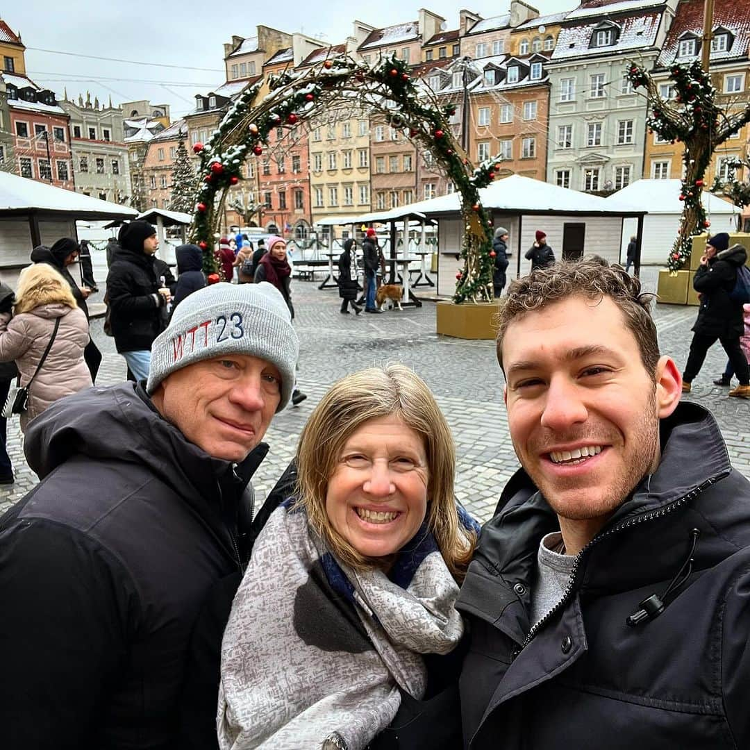 ジェイソン・ブラウンさんのインスタグラム写真 - (ジェイソン・ブラウンInstagram)「😘🇵🇱 #photodump #poland #warsaw #staremiasto #oldtown #travel #warsawcup2023 #parents」11月20日 13時17分 - jasonbskates