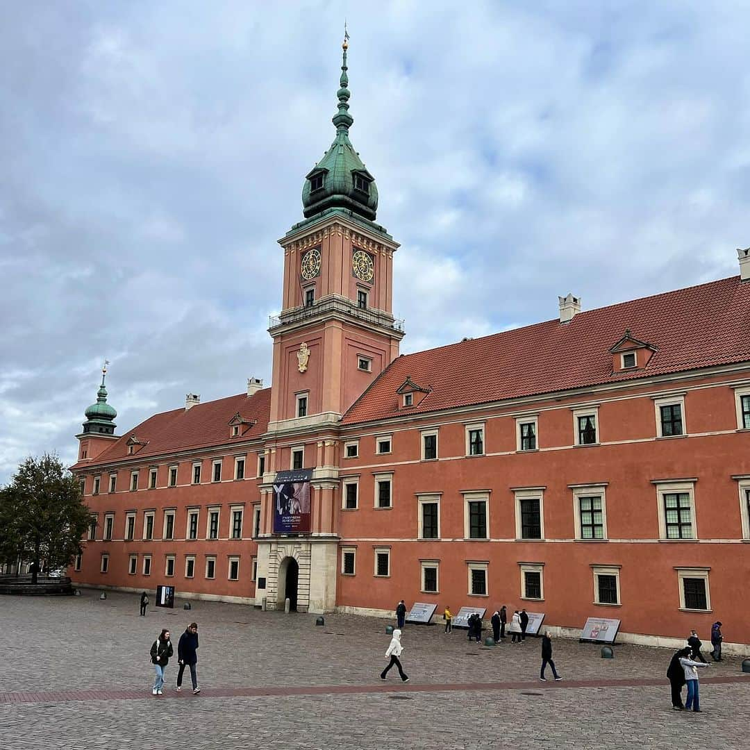 ジェイソン・ブラウンさんのインスタグラム写真 - (ジェイソン・ブラウンInstagram)「😘🇵🇱 #photodump #poland #warsaw #staremiasto #oldtown #travel #warsawcup2023 #parents」11月20日 13時17分 - jasonbskates