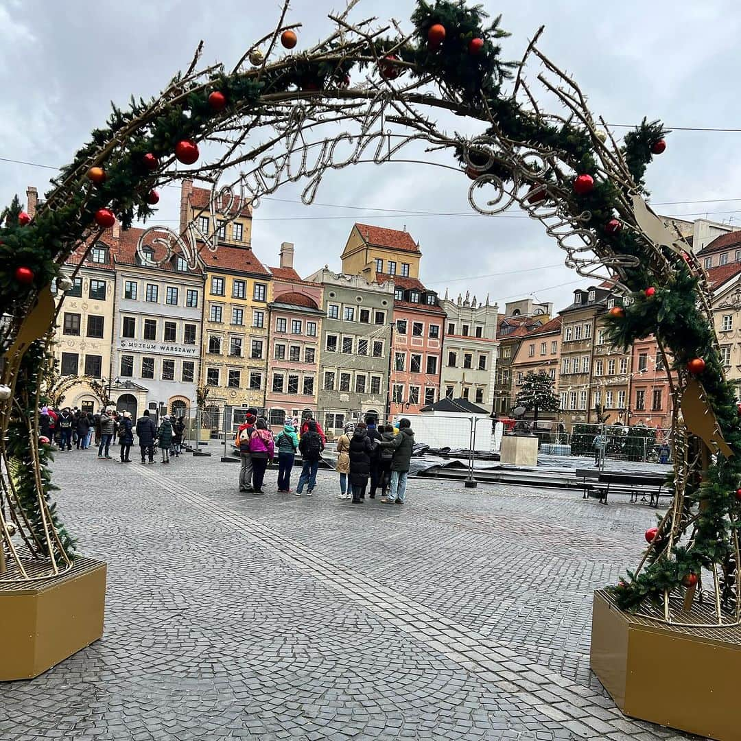 ジェイソン・ブラウンさんのインスタグラム写真 - (ジェイソン・ブラウンInstagram)「😘🇵🇱 #photodump #poland #warsaw #staremiasto #oldtown #travel #warsawcup2023 #parents」11月20日 13時17分 - jasonbskates