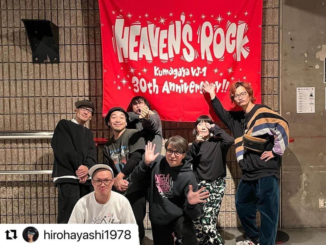 POLYSICSさんのインスタグラム写真 - (POLYSICSInstagram)「セックスマシーン!!とツーマンご来場ありがトイスでした！✋  #Repost @hirohayashi1978 with @use.repost ・・・ セックスマシーン!!結成25周年ツアー 「人類ゲストボーカル化計画」 熊谷HEAVEN'S ROCK VJ-1！！！  セクマシの25周年をお祝いしに、8年ぶり熊谷へー！ んー！アツかったー！🔥楽しかったー！✌️ ゲストボーカルのみんな、ナイスダバダバだったよ。  久々の彼らのライブを観てまた対バンしたくなったね！！！  4年前に神戸で対バンした時、フミの誕生日をお祝いしたのをまたやりたいってことで、不意打ちの楽屋「おめでWOW」笑！ 「誕生日イヤー」だからお祝いって笑😆 これは恒例になるのか…？？笑  こういうことを全力でやるセクマシは素晴らしい👍笑  改めて25周年おめでTOISU！✋  そして熊谷HEAVEN'S ROCK VJ-1が30周年！ こちらもおめでTOISUです！  17日、19日と楽しいツーマンだった！ 来てくれたみんなありがTOISU！！！✋  #セックスマシーン #polysics」11月20日 13時24分 - polysics_official