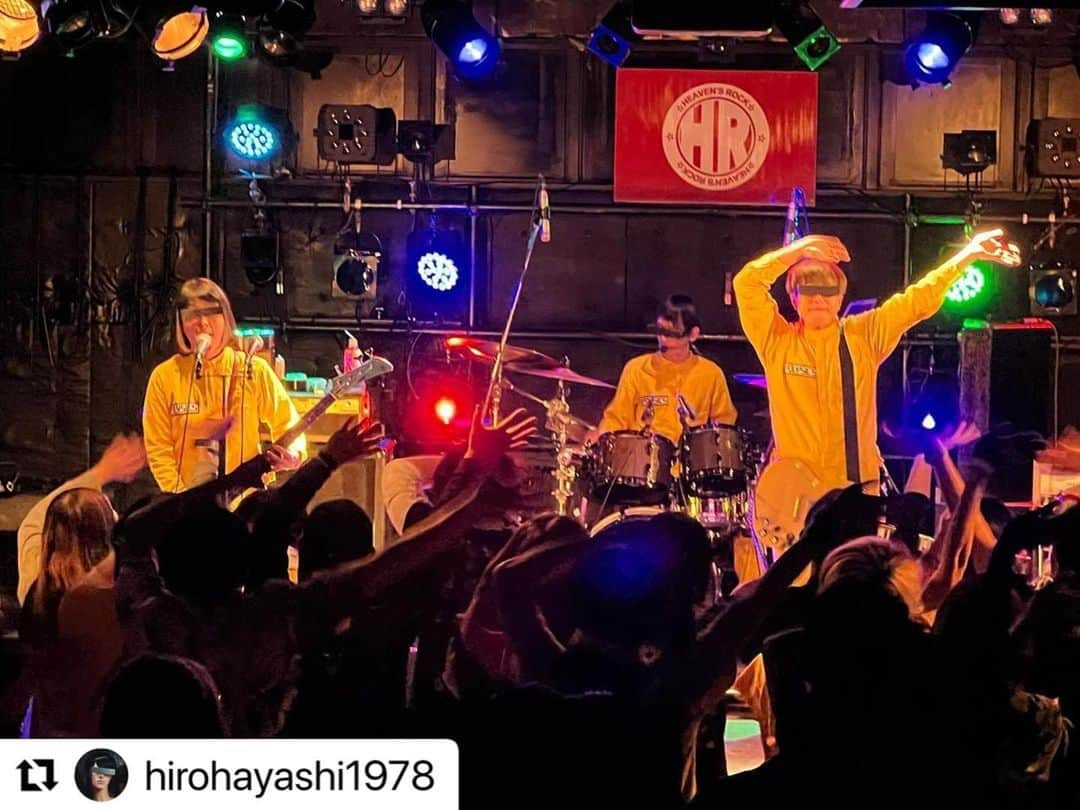 POLYSICSさんのインスタグラム写真 - (POLYSICSInstagram)「セックスマシーン!!とツーマンご来場ありがトイスでした！✋  #Repost @hirohayashi1978 with @use.repost ・・・ セックスマシーン!!結成25周年ツアー 「人類ゲストボーカル化計画」 熊谷HEAVEN'S ROCK VJ-1！！！  セクマシの25周年をお祝いしに、8年ぶり熊谷へー！ んー！アツかったー！🔥楽しかったー！✌️ ゲストボーカルのみんな、ナイスダバダバだったよ。  久々の彼らのライブを観てまた対バンしたくなったね！！！  4年前に神戸で対バンした時、フミの誕生日をお祝いしたのをまたやりたいってことで、不意打ちの楽屋「おめでWOW」笑！ 「誕生日イヤー」だからお祝いって笑😆 これは恒例になるのか…？？笑  こういうことを全力でやるセクマシは素晴らしい👍笑  改めて25周年おめでTOISU！✋  そして熊谷HEAVEN'S ROCK VJ-1が30周年！ こちらもおめでTOISUです！  17日、19日と楽しいツーマンだった！ 来てくれたみんなありがTOISU！！！✋  #セックスマシーン #polysics」11月20日 13時24分 - polysics_official