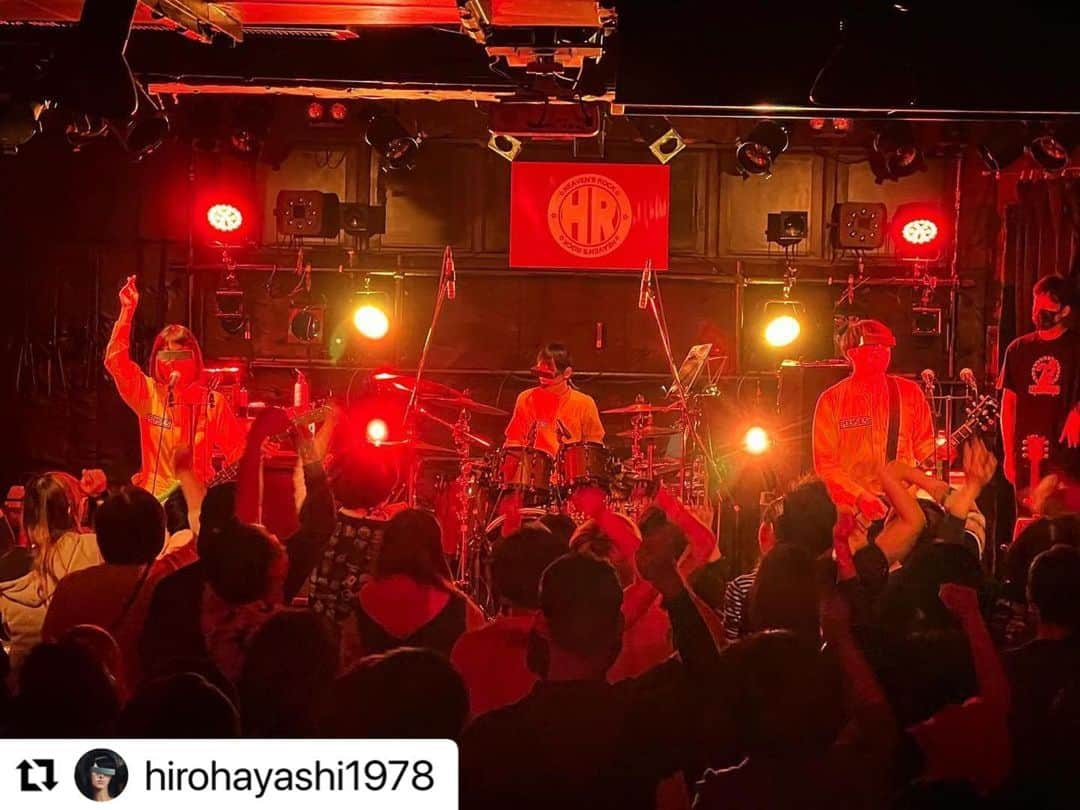 POLYSICSさんのインスタグラム写真 - (POLYSICSInstagram)「セックスマシーン!!とツーマンご来場ありがトイスでした！✋  #Repost @hirohayashi1978 with @use.repost ・・・ セックスマシーン!!結成25周年ツアー 「人類ゲストボーカル化計画」 熊谷HEAVEN'S ROCK VJ-1！！！  セクマシの25周年をお祝いしに、8年ぶり熊谷へー！ んー！アツかったー！🔥楽しかったー！✌️ ゲストボーカルのみんな、ナイスダバダバだったよ。  久々の彼らのライブを観てまた対バンしたくなったね！！！  4年前に神戸で対バンした時、フミの誕生日をお祝いしたのをまたやりたいってことで、不意打ちの楽屋「おめでWOW」笑！ 「誕生日イヤー」だからお祝いって笑😆 これは恒例になるのか…？？笑  こういうことを全力でやるセクマシは素晴らしい👍笑  改めて25周年おめでTOISU！✋  そして熊谷HEAVEN'S ROCK VJ-1が30周年！ こちらもおめでTOISUです！  17日、19日と楽しいツーマンだった！ 来てくれたみんなありがTOISU！！！✋  #セックスマシーン #polysics」11月20日 13時24分 - polysics_official