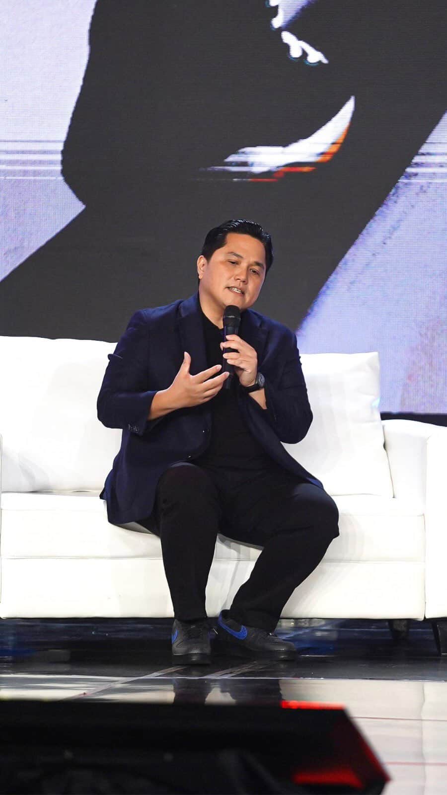 のインスタグラム：「Tepat di ulang tahun ke-13 @matanajwa, saya ditanya sama Mba @najwashihab kenapa saya mau terjun ke Pemerintahan setelah bertahun-tahun menjadi pengusaha?   Alasannya cuma satu, yaitu untuk memberikan dampak yang lebih besar ke masyarakat.  Insya Allah ke depan, akan semakin banyak program @kementerianbumn yang bermanfaat serta membuka lapangan pekerjaan lebih banyak untuk masyarakat Indonesia. Amin! 🙏🏼」