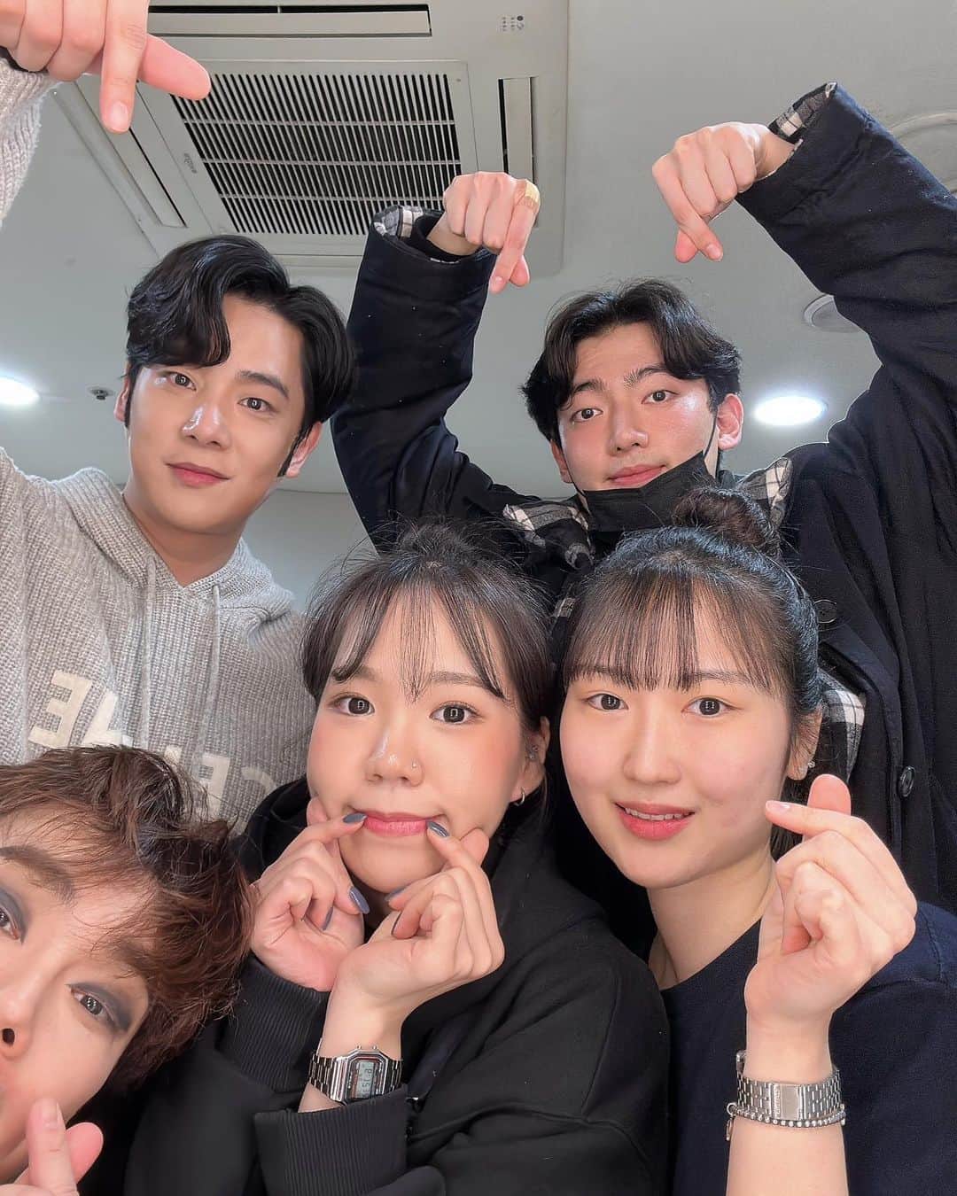 ソン・ウォングンのインスタグラム：「라울옆에 다른라울 ,그 앞에 라울 의상책임지는아이,그 옆에 라울 얼굴 만들어주는 아이. 까지 찍고 있는데 그 옆에 갑자기 쑤욱 들어온 가수 이승철 형님만큼 노래 길게 지를 수 있는 아이. 모두 고생했고, 서울 오페라의 유령을 사랑해주셔서 감사합니다. 대구에서 곧 뵙겠습니다.#뮤지컬오페라의유령#라울팀#그옆에피앙지」