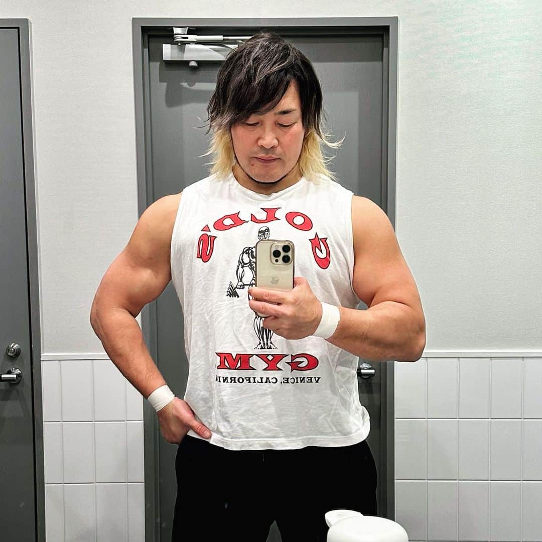 棚橋弘至さんのインスタグラム写真 - (棚橋弘至Instagram)「#肩トレ #shoulderworkout   ダンベルサイドレイズ、ハイレップで👍  #anytimefitness」11月20日 13時30分 - hiroshi_tanahashi