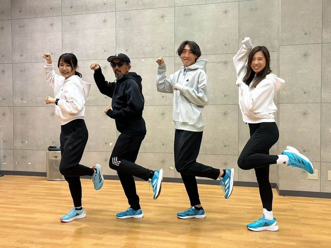 下門美春さんのインスタグラム写真 - (下門美春Instagram)「11/18(土)スポーツゼビオ×adidas シューズ履き比べ  ◎adizeroシリーズの気になるシューズを履いて走れる！ ◎シューズアドバイザー藤原さん(@shoesadvisor.fujiwara ) 富士通陸上部の塩澤選手 MCたてはるさん(@tty0250hrk) 私下門によるトークショー🎤 ◎参加者全員adidasTシャツプレゼント！ という超大盤振る舞いイベントが開催されました！👏✨ お申し込みも先着順50名様で募集と共に即満員🈵👏✨ 前日は大雨でお天気も心配でしたがこの日は快晴🌞 むしろ暑いくらいの気温で3グループに分かれて楽しく走ることができました！🏃‍♀️🎶 トークショーは塩澤選手のシューズの履き分け、練習への姿勢、プライベートや食事疲労回復まで！トップランナーのお話をたくさん聞くことができて私と藤原さんが横でやいやいしてました😂笑 たてはるさんとはコロナ前のイベントでご一緒してからお久しぶりでしたが、同い年(1ヶ月違いで学年違い)で趣味、野球競馬という共通点でおはようございますからずっと盛り上がっていました😂笑  ご参加いただいたみなさん！シューズの履き分や意識などはなんとなく持てましたでしょうか？☺️ 長く走り続けられる人は怪我をしない人。 スピードを追いたくてカーボンシューズを求めてしまうところですが、それは大会だけで充分です◎🙆‍♀️(あとは大会前に少し慣らすのに履く程度)まずは自分の地力を高めていきましょう◎その地力を磨くためにもシューズの履き分けはとても大切です☝️✨ 限られた時間の中で結果を出すにはなぜ？を大切に🙆‍♀️！ なぜこれを履くのか、 なぜこの練習場所を使うのか、 なぜこのペース設定なのか、 なぜこれを食べるのか、、などを意識することが正しい努力の仕方かと思います☺️◎！  ということで！お疲れさまでしたー！🧚‍♀️💫  #japan #marathon #runner #running #training #マラソン #マラソン女子 #ランニング #ランニング女子 #トレーニング #はしりますたぐらむ」11月20日 13時30分 - 38shimo