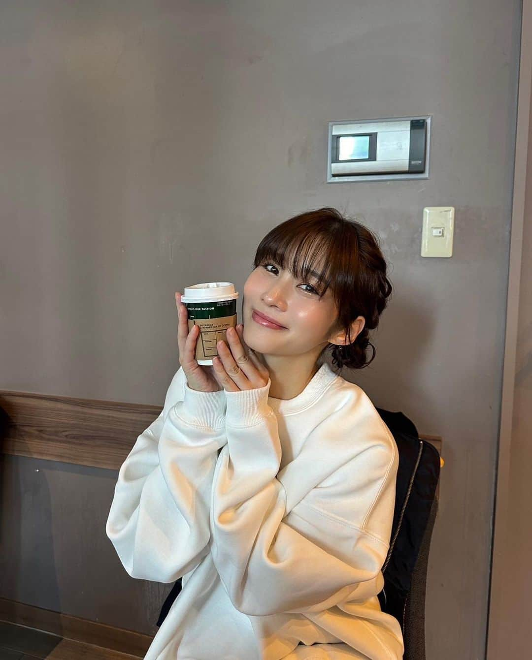 橘花凛さんのインスタグラム写真 - (橘花凛Instagram)「お仕事前は大体カフェラテを飲んでいます☕️たまにブラックコーヒー☕️たまにココア☕️  華音ちゃんが撮ってくれた🖤 @miyahara_kanon」11月20日 13時35分 - rintakahashi0809