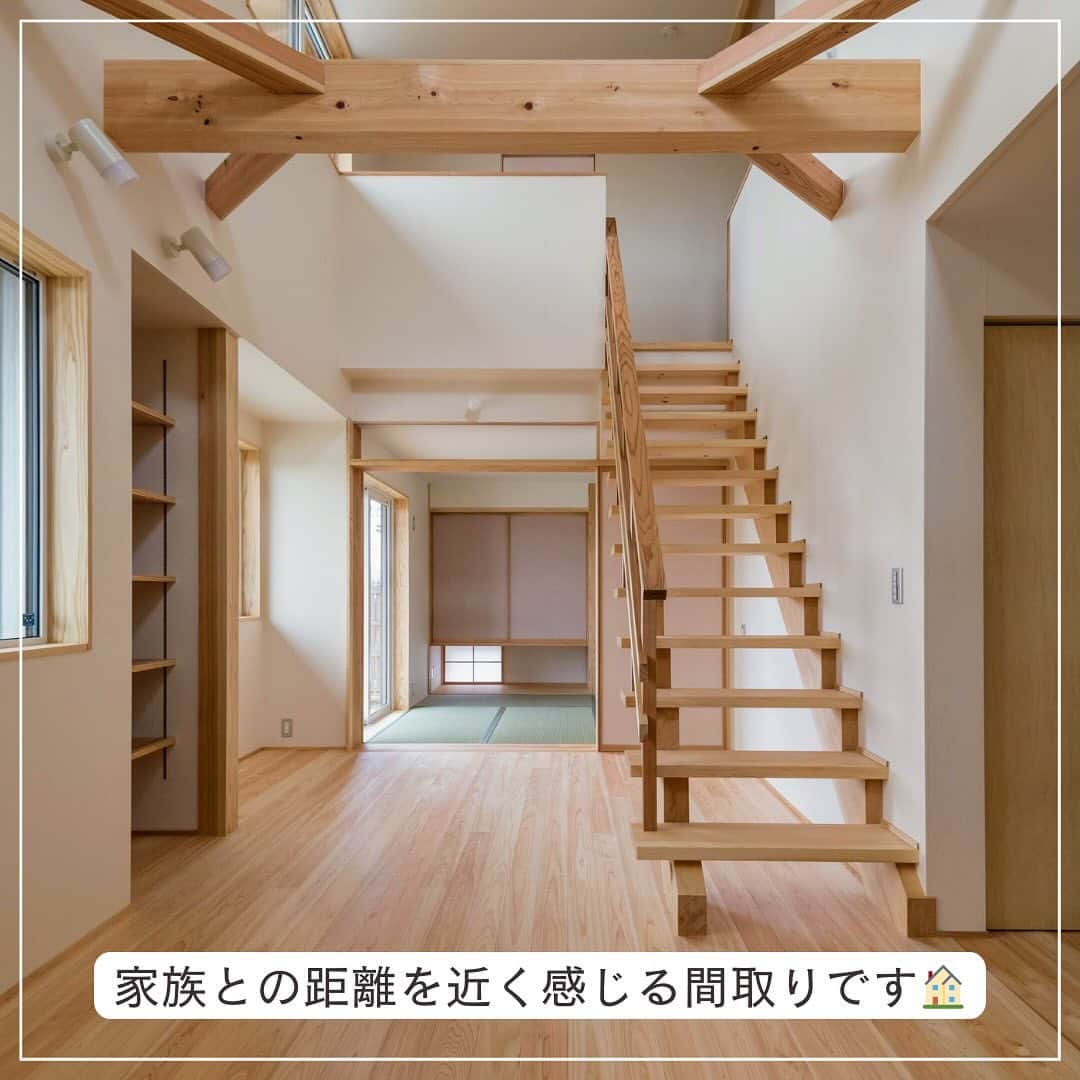 木だて家さんのインスタグラム写真 - (木だて家Instagram)「【リビングに階段がある家】  ▶︎階段をリビングに配置することで、複数のフロアを有効に使えます💡  ▶︎収納スペースや仕切りを設け、機能的な空間を創り出すことができます✨  ▶︎階段はデザインの重要な要素となります。  ▶︎美しくデザインされた階段がリビングにあることで、空間に独自の魅力を与えます✨  ▶︎階段があることで、異なる階層の間に開放感が生まれ、空間がより広がりを感じることができます。  ▶︎階段は家族や友人とのコミュニケーションの場ともなります👪  ▶︎階段を使って上下の階層を行き来することで、自然な交流が生まれます👍  「主な外部仕上」  屋根：ガルバリウム鋼板AT葺き  外壁：ガルバリウム鋼板六ツ山角波張り　桧羽目板張り  軒天：化粧野地板　化粧タルキ（いずれも福井県産スギ）  サッシ：APW430シリーズ（YKKAP）  雨どい：ガルバリウムスタンダード半丸105（タニタハウジングウエア）  玄関ドア：木だて家オリジナル造作玄関ドア  玄関土間：豆砂利洗い出し仕上  「主な内部仕上」  天井：越前和紙壁紙（玉紙・ヨシ）　杉羽目板張り  壁：越前和紙壁紙（玉紙・ヨシ）　一部モザイクタイル（名古屋モザイク）  床：１階：桧フローリング　2階：杉赤フローリング  室内建具：木だて家オリジナル造作建具（福井県産スギ、シナ合板）  造作家具：キッチン（シナ合板）、洗面カウンター、キッチン収納、収納可動棚などなど（すべて福井県産スギ） 階段：ヒメコマツ  DATE  1階：62.26㎡(18.53坪)  2階：37.26㎡(11.27坪)  延床：98.52㎡(29.80坪)  敷地：246.16㎡(74.46坪)  この投稿が良いなと思ったらコメント欄の❤️で教えてね！  ━━━━━━━━━━━━━━━  住宅事例をもっと見る @kidateya  ━━━━━━━━━━━━━━━    “自然素材で暮らしをデザイン”    木だて家の家づくりとは   ＼福井県産の杉で、自社で製材を行っております／  木だて家では、住まいを支える梁、桁等の構造材などを、  福井県産の杉で、自社で製材を行っております。  福井で住むには福井で育った木を使い、同じ環境で育ったものどうし「人」 も「木」も自然なモノです。  長く使い込めば深い味わいがでてきます。  . ＼家族の構成や生活スタイルに沿った家づくり／  住まいづくりの基本は「家族」  家族の顔が見える、家族が集う場所を第一に考えた住まいづくりを実現します。 こどもさんの成長、家族構成の変化も考えて、可変性のあるプランづくりを心掛けています。  . ＼環境にやさしい、人にやさしい家づくり／  限りある資源の「木」を大切にしたい、人に優しい環境を作りたいという思いで 家づくりを行っております。  「木」や「自然素材」には、湿気の調整や空気の浄化といった機能が自然に備わっています。  機械的な設備の使用を出来る限り抑えて、自然の恩恵を十分に活かした住まいづくりを 目指しています。  . ＼五感で味わえる住まいづくり／  「足触り」、「手触り」、「香り」、「やわらかな陽射し」、「風が吹き抜ける」 というような“感覚的に気持ち良い”を大切にしています。   . そのほかにも、  ◆家事や子育てもこなす女性設計士が在籍  ◆土地探しからサポートします！  ◆トータル予算を大切に資金計画もしっかり行います！  ◆リフォーム、リノベーションもお任せください  ◆建てた後のオーナー様との関りも大切にしています    暮らしていく程に愛着が湧く家を。    #木だて家  #福井県  #越前市  #福井工務店  #福井新築  #福井注文住宅  #福井自然素材の家  #福井自然素材の家づくり  #福井自然素材住宅  #福井木の家  #木の家専門店  #木の家づくり  #施工事例  #自由設計  #木の家暮らし  #暮らしやすい家  #暮らしやすい家づくり  #設計士とつくる家  #設計士と直接話せる家づくり  #建築士  #デザイン設計  #建築士とつくる家  #和モダン  #造作家具のある暮らし  #ガーデンデザイン  #エクステリアデザイン  #ジェンダーフリーデザイン  #パッシブデザイン設計  #高性能の木造住宅」11月20日 13時35分 - kidateya