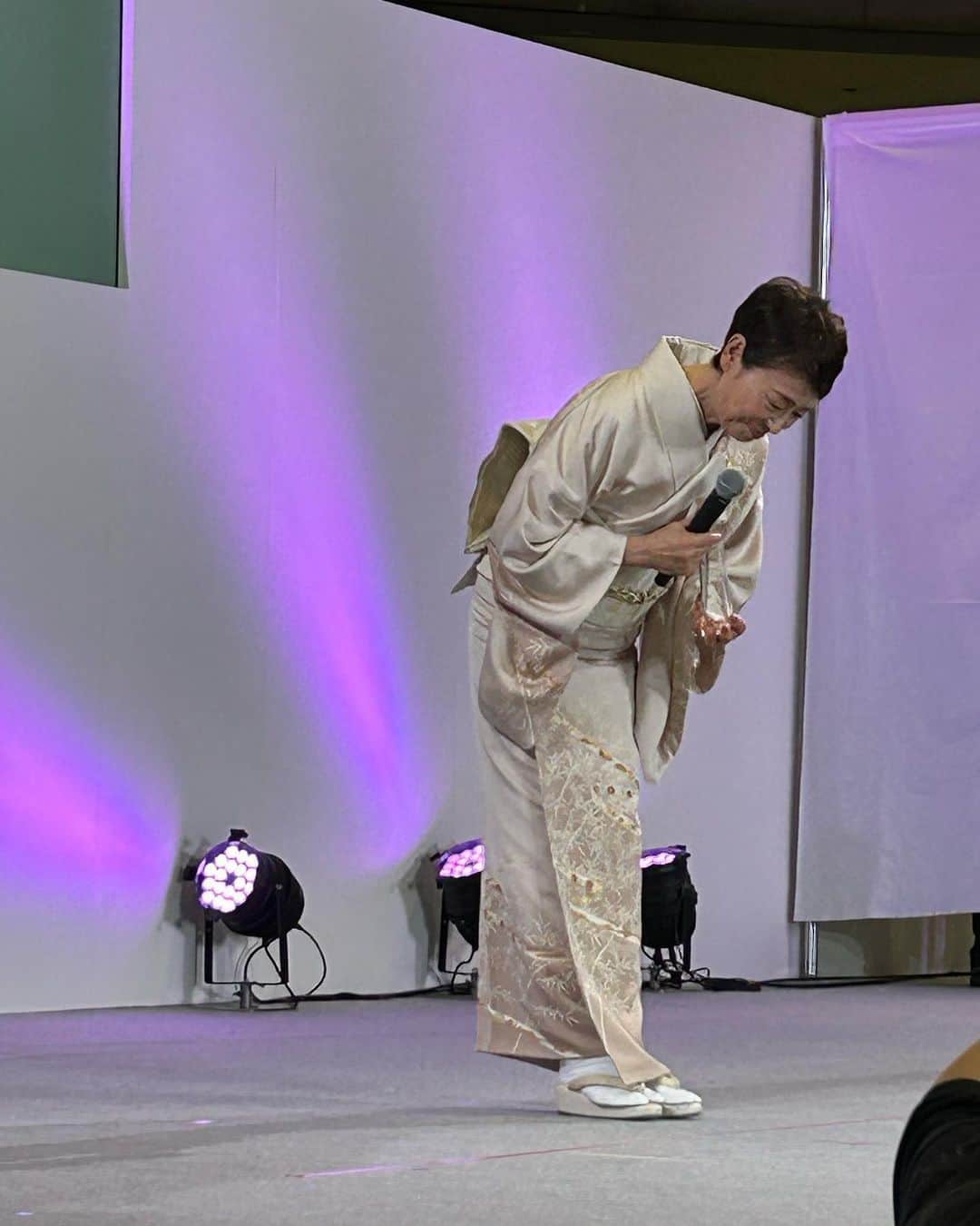 安藤優子さんのインスタグラム写真 - (安藤優子Instagram)「ネイルオブザイヤー❣️  先ほど授賞式が終わりました！  本日は森田空美先生に着付けていただきました。  新しいお着物の詳細はまた後ほどお伝え致します。  華やかな雰囲気いっぱいのイベントでした。  #ネイルオブザイヤー   #フレンチブルドッグ  #安藤優子」11月20日 13時36分 - yukoando0203