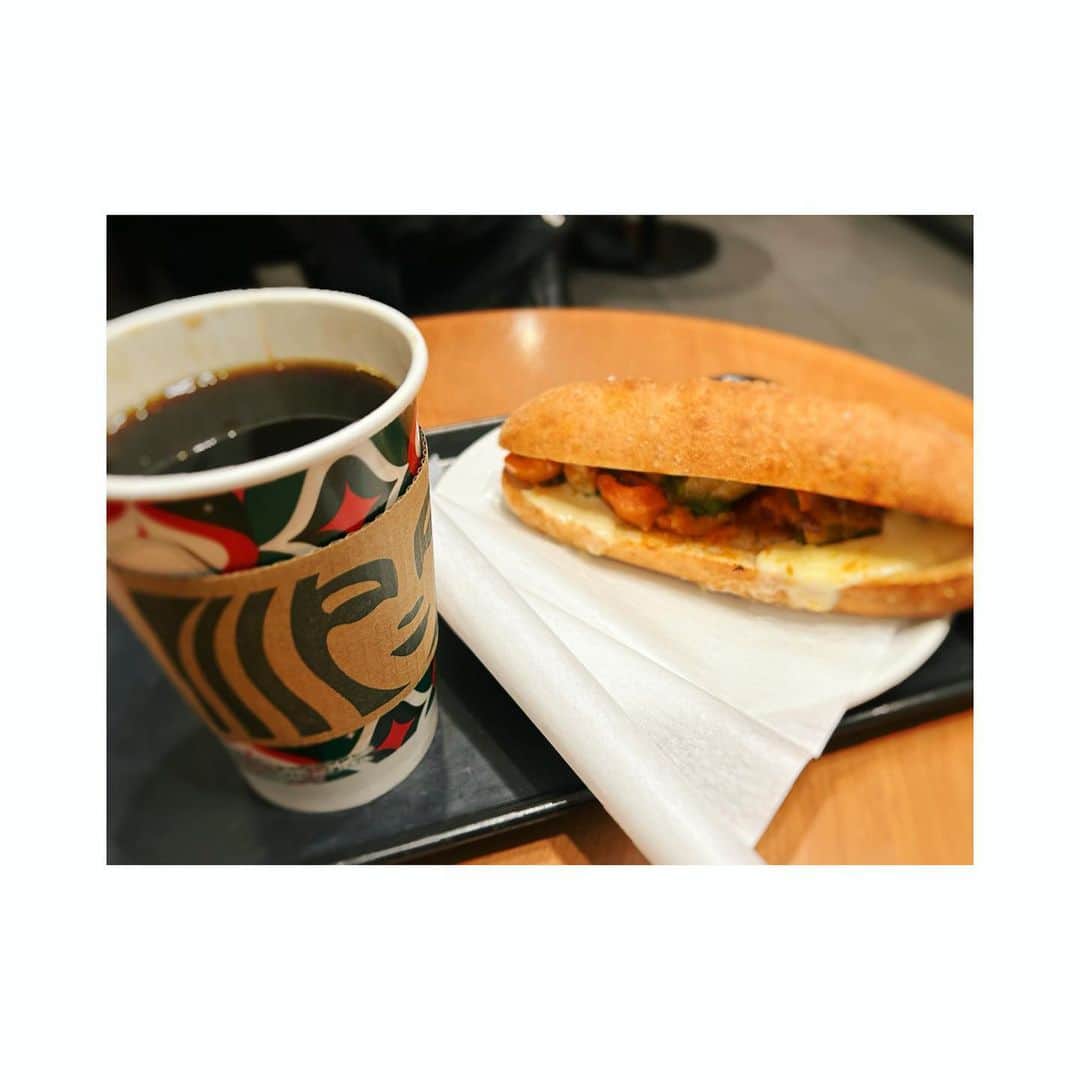 三倉茉奈のインスタグラム：「今週も元気に頑張りましょう。   季節のフード。バジルチキン＆トマトモッツァレラ 石窯フィローネ、食べ応えあって美味しいのでおすすめ。  #monday #starbucks  #lunch」
