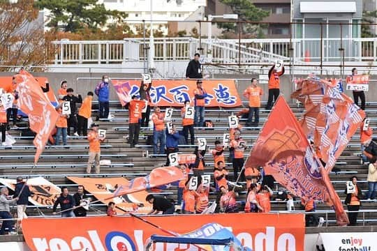 川村優理さんのインスタグラム写真 - (川村優理Instagram)「. ホーム開幕戦2-0勝利。  私自身は、3シーズンぶりのホームゲームだったみたいでスタッフの方が教えてくれました。笑  アップ前には、5番の紙をサポーターの方が掲げてくれ、そして私のチャントを歌ってもらい、本当に感動しました。 皆さんの声援を聞きながらピッチで戦えること、改めて最高で幸せだなと実感することできました。  本当にありがとうございました。  #アルビレックス新潟レディース #川村優理 #新潟最高」11月20日 13時40分 - yuri_kawamura05