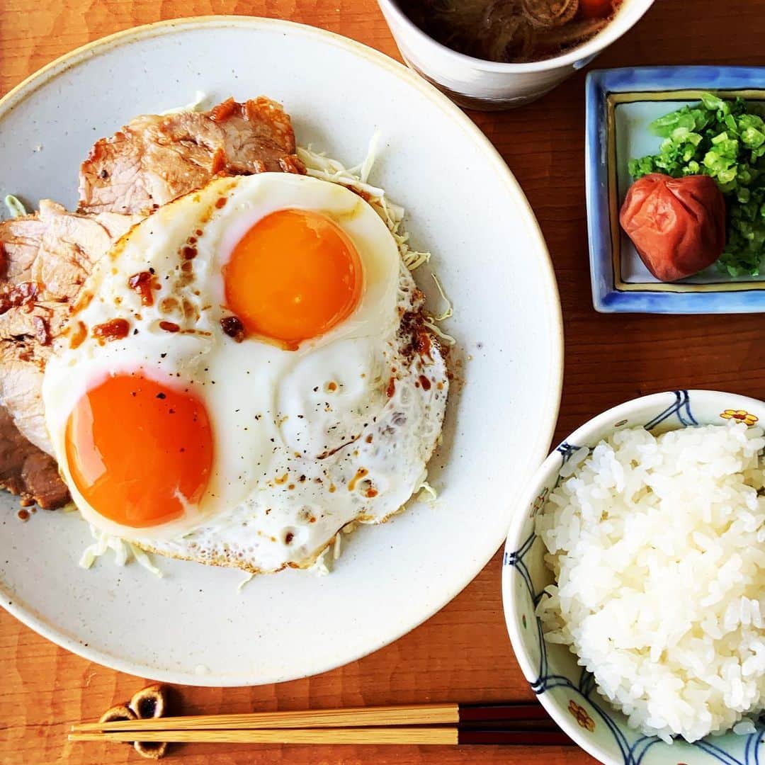 志摩有子さんのインスタグラム写真 - (志摩有子Instagram)「煮豚を作ったので、市場の食堂みたいに目玉焼きと千切りキャベツと皿盛り定食に。こっくりタレと一緒に混ぜ混ぜして。ちょいマヨネーズもいい感じ。置き場所に迷ってご飯が右側に💦  #煮豚 #煮豚レシピ #煮豚エッグ #チャーシューエッグ #チャーシューエッグ定食 #煮豚エッグ定食 #目玉焼きマイスター」11月20日 13時41分 - ariko418